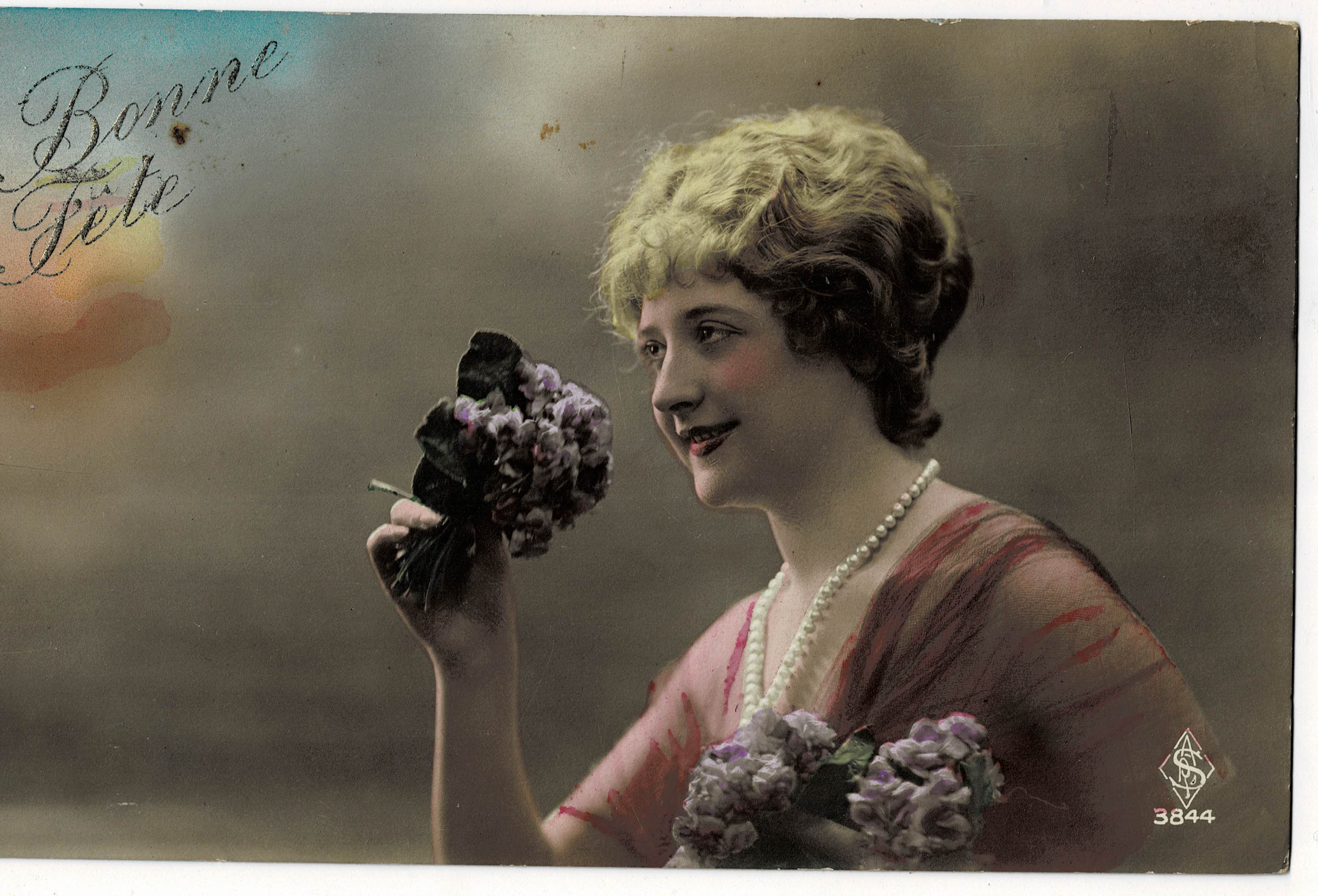 POSTAL ROMANTICA MUJER CON FLORES.