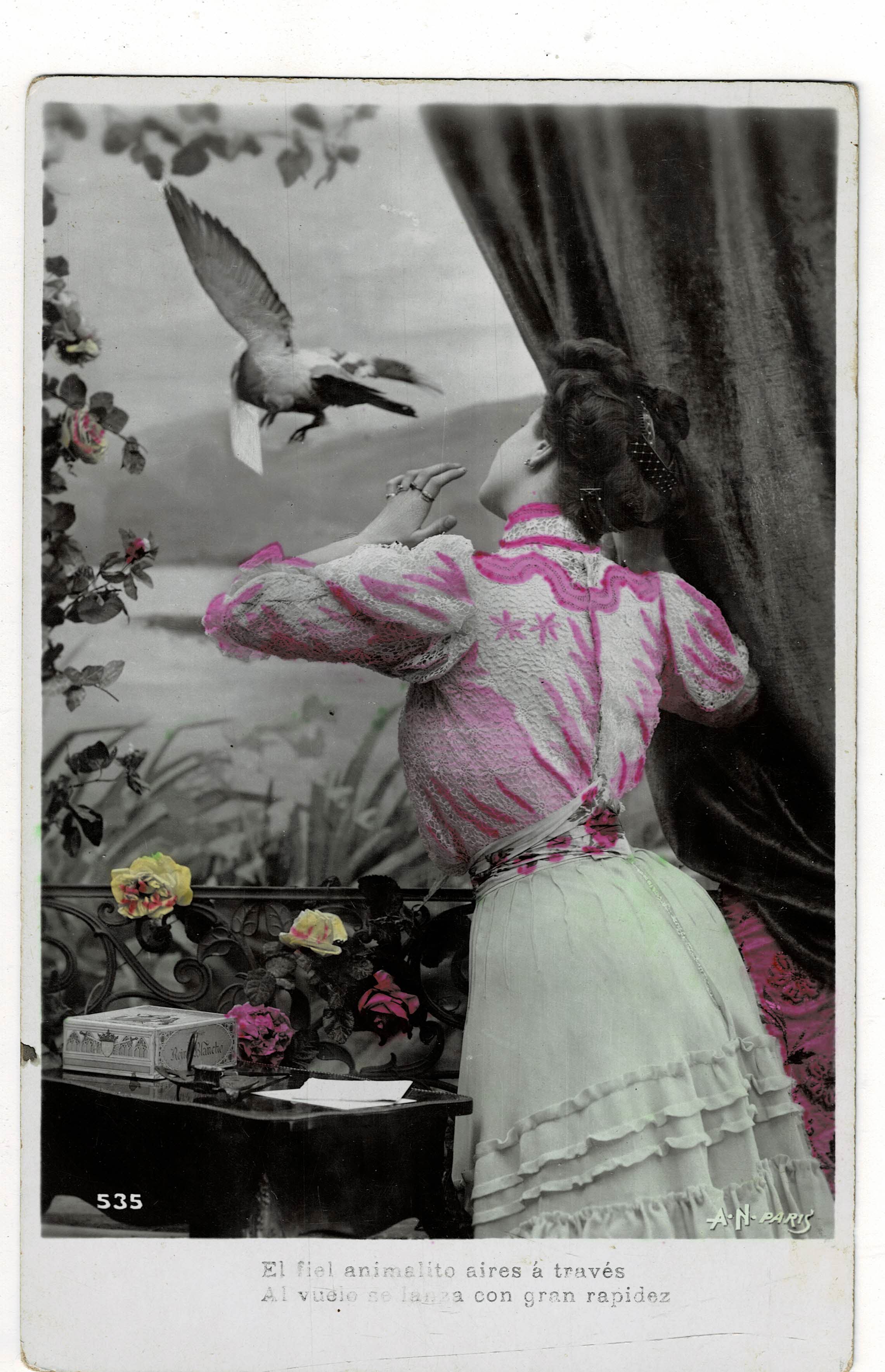POSTAL ROMANTICA MUJER CON PAJARO.