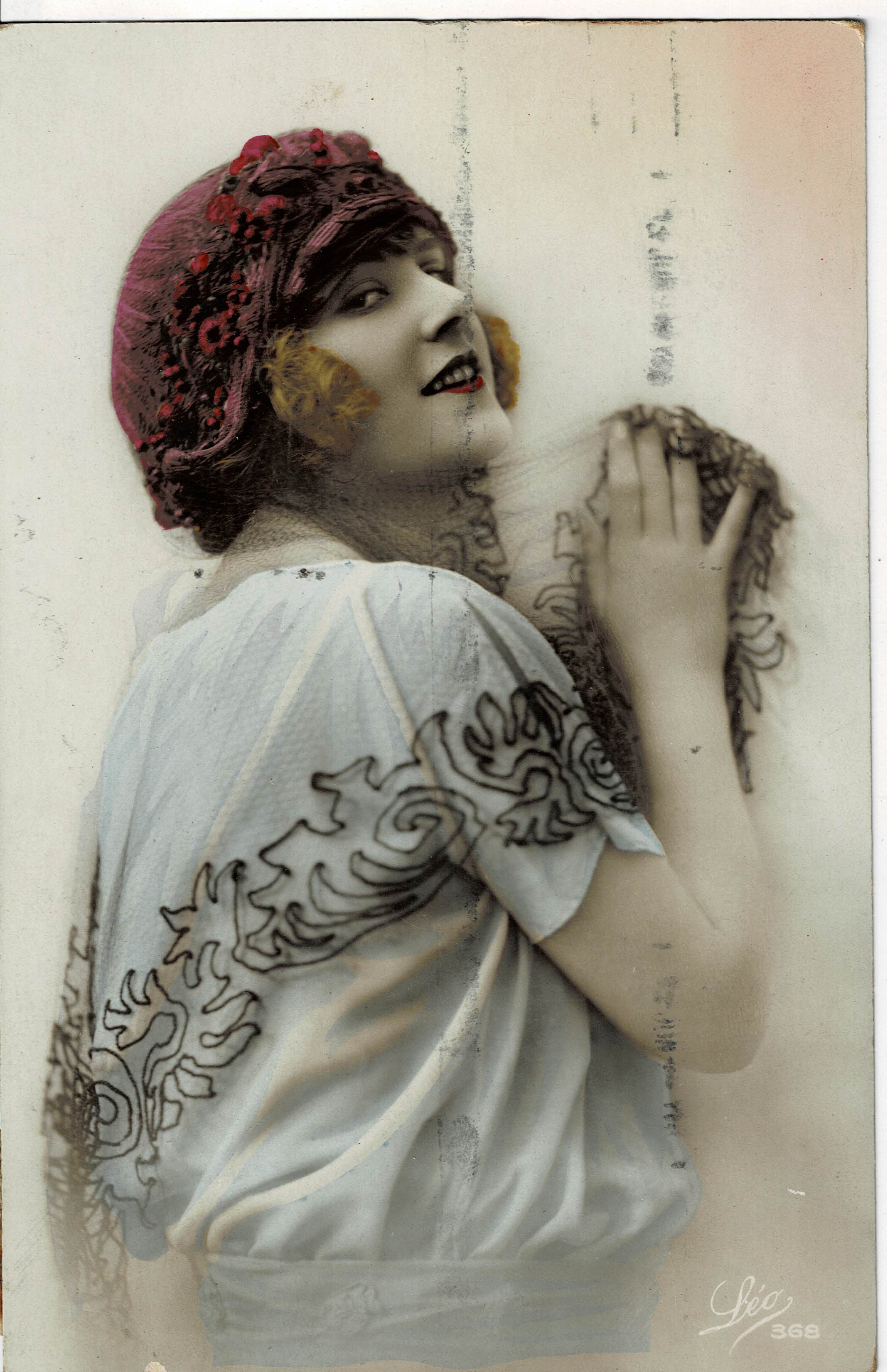POSTAL ROMANTICA MUJER CON SOMBRERO.