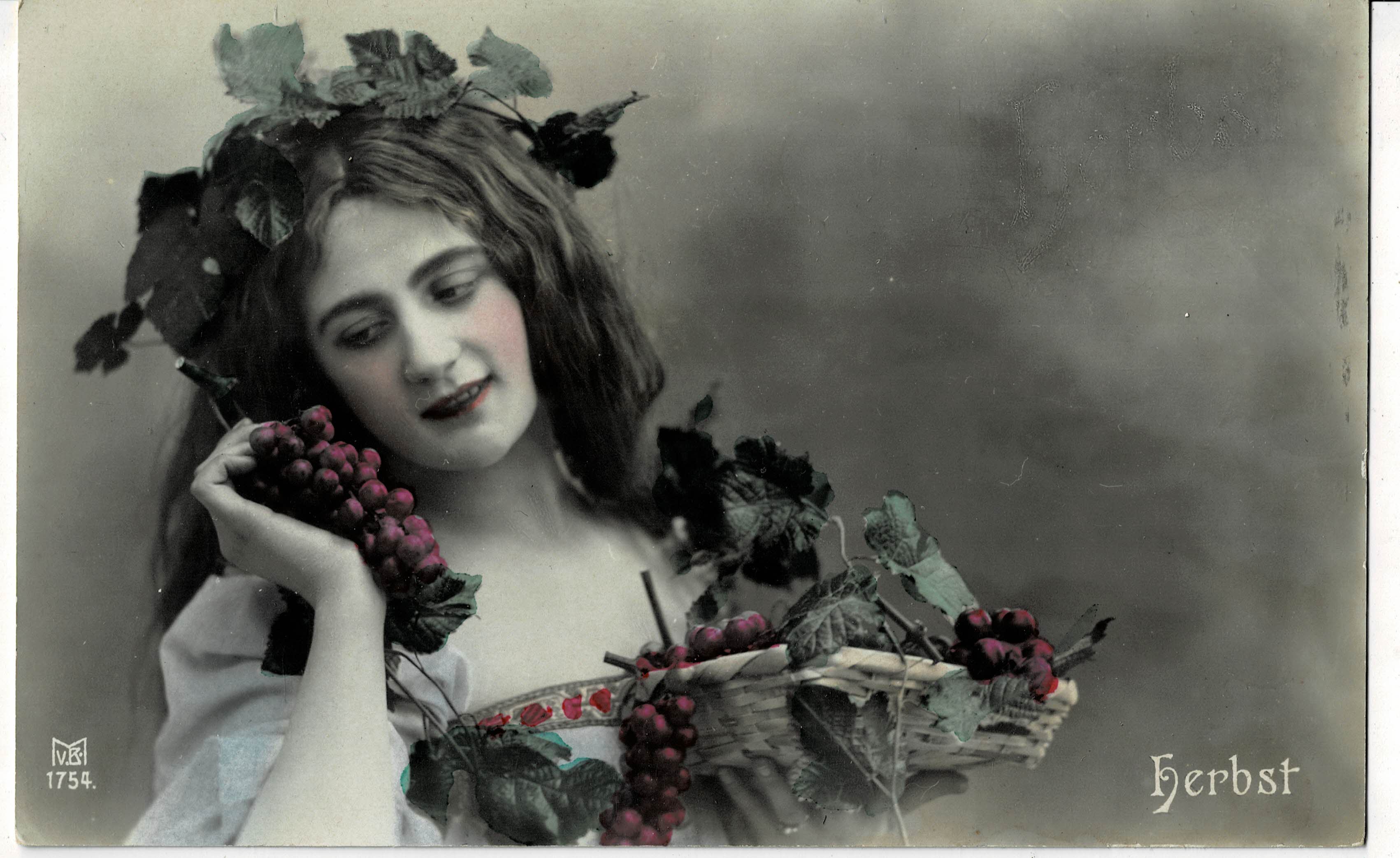 POSTAL ROMANTICA MUJER CON UVAS.