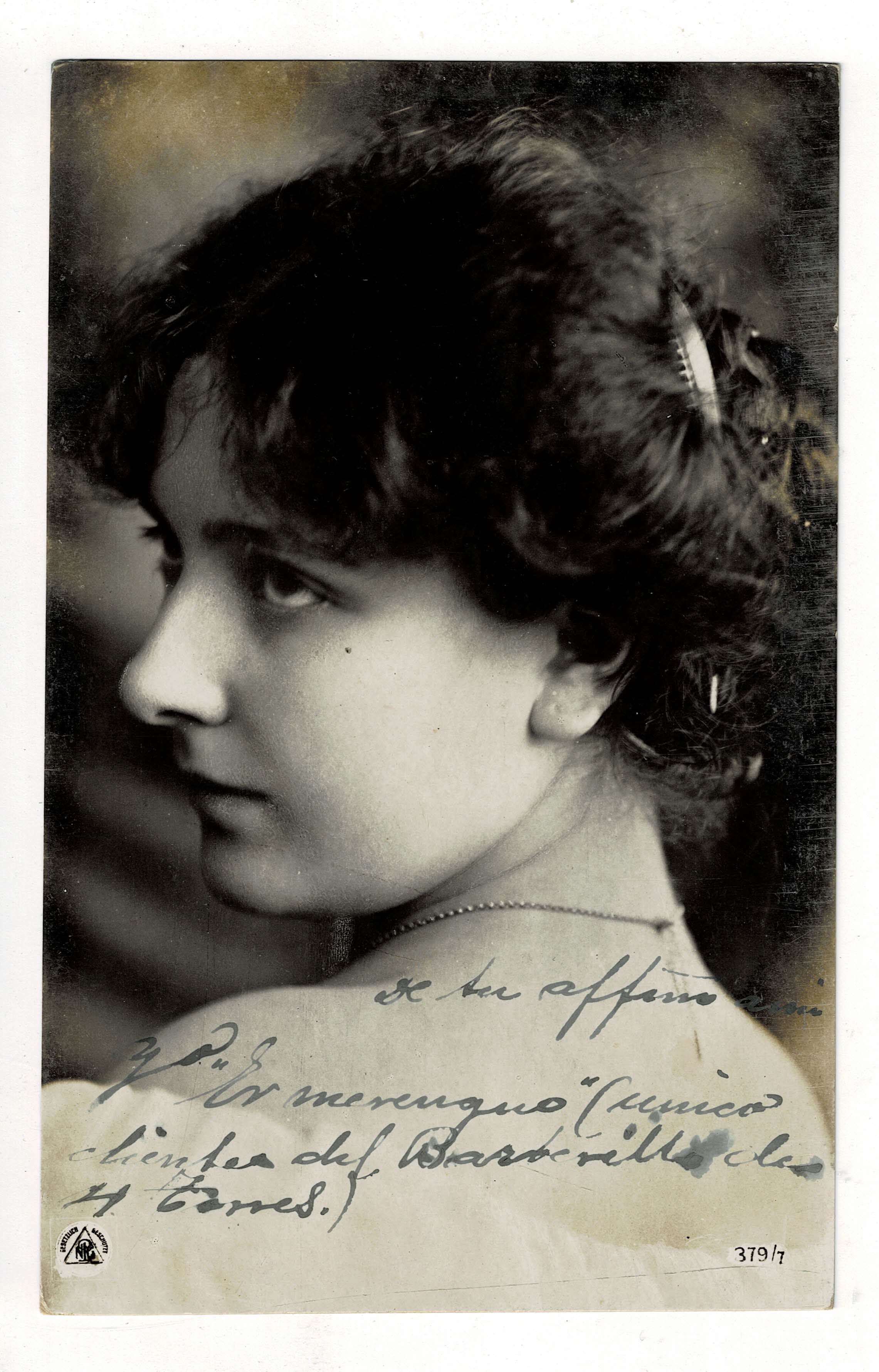 POSTAL ROMANTICA MUJER DE PERFIL.