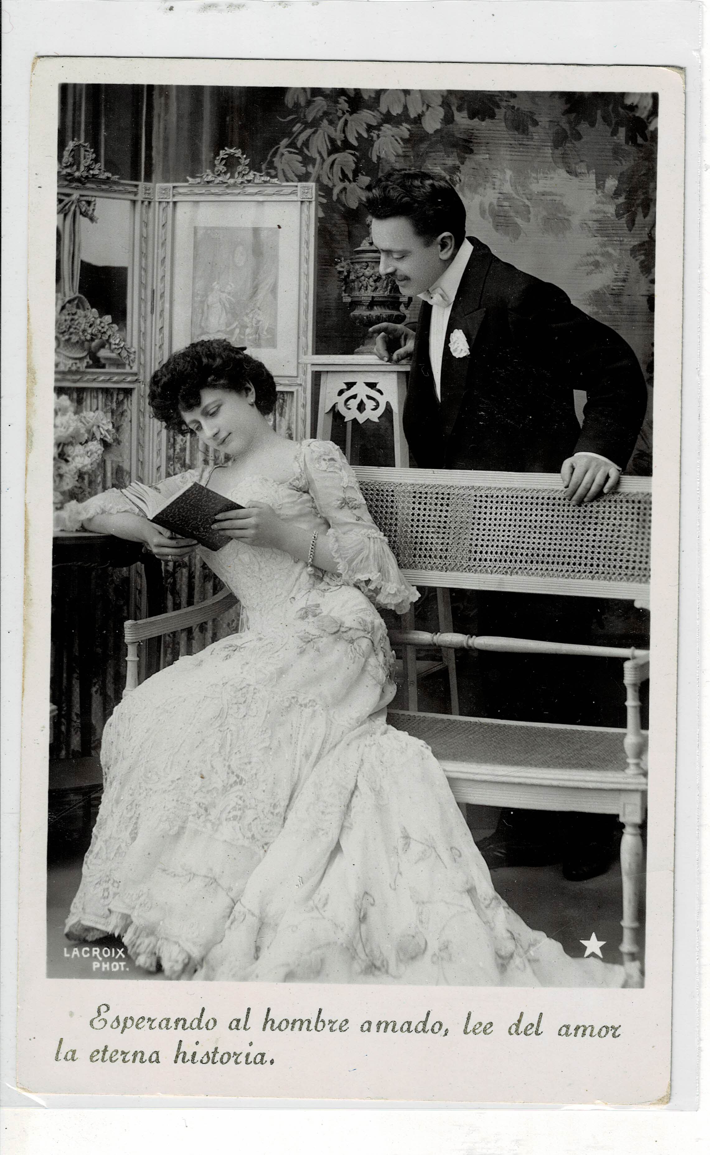POSTAL ROMANTICA PAREJA BLANCO Y NEGRO.