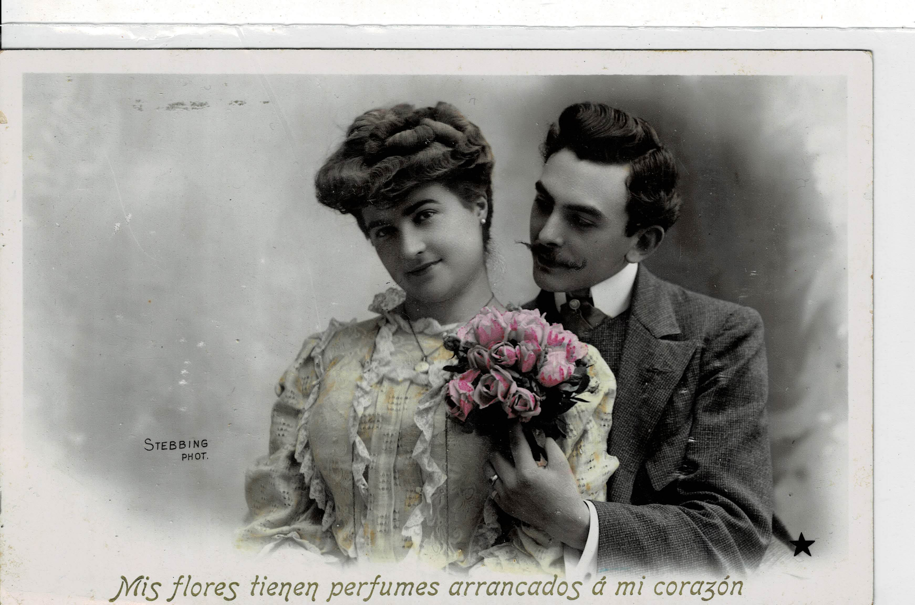 POSTAL ROMANTICA PAREJA CON FLORES.
