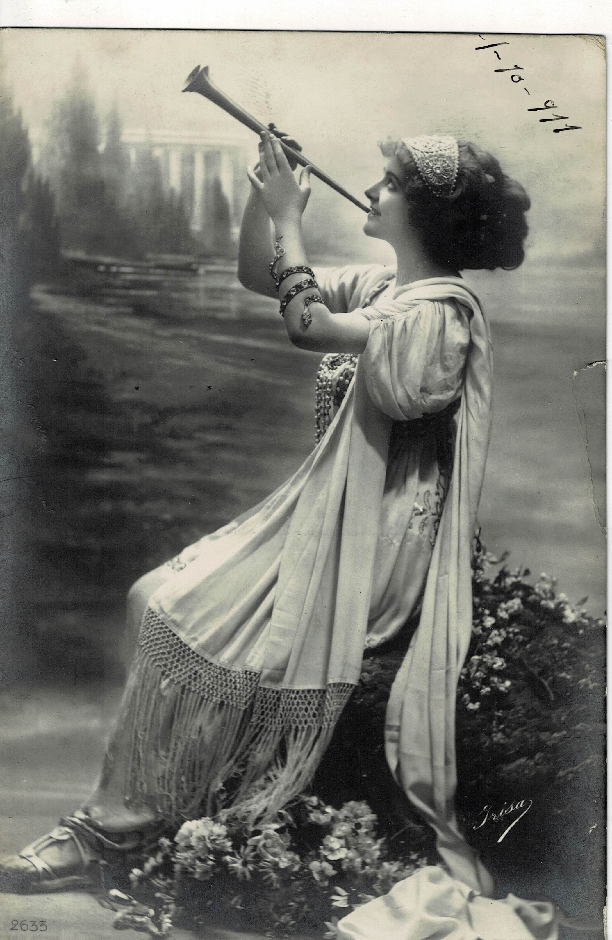 POSTAL ROMANTICA MUJER CON TROMPETA.
