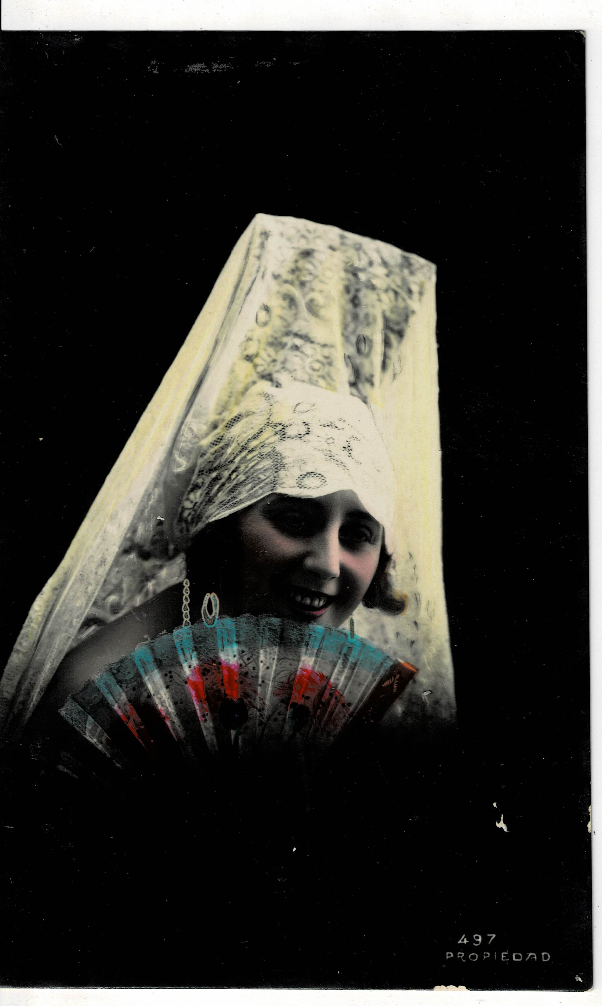 POSTAL ROMANTICA MUJER MANTILLA.