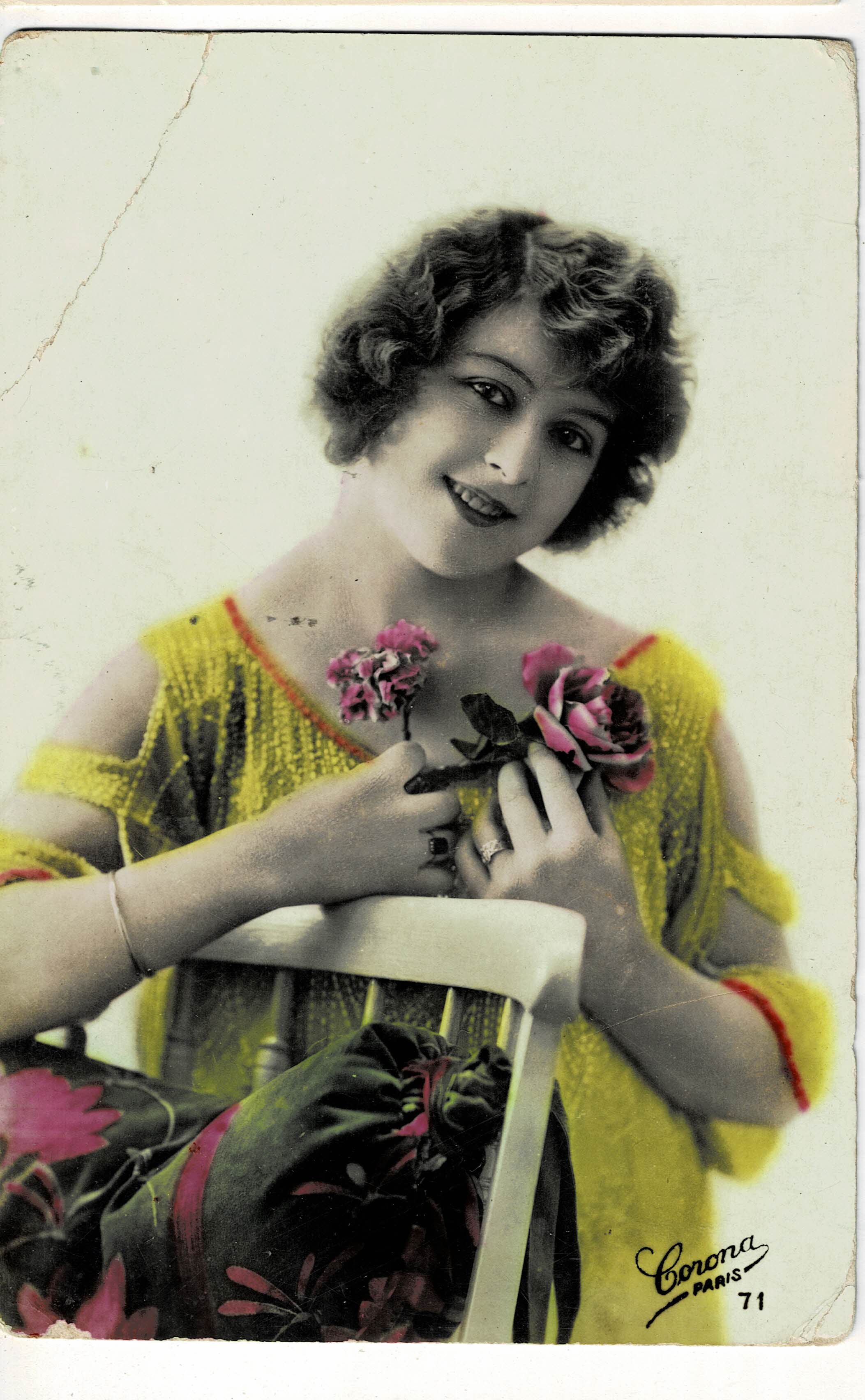 POSTAL ROMANTICA MUJER CON FLORES.