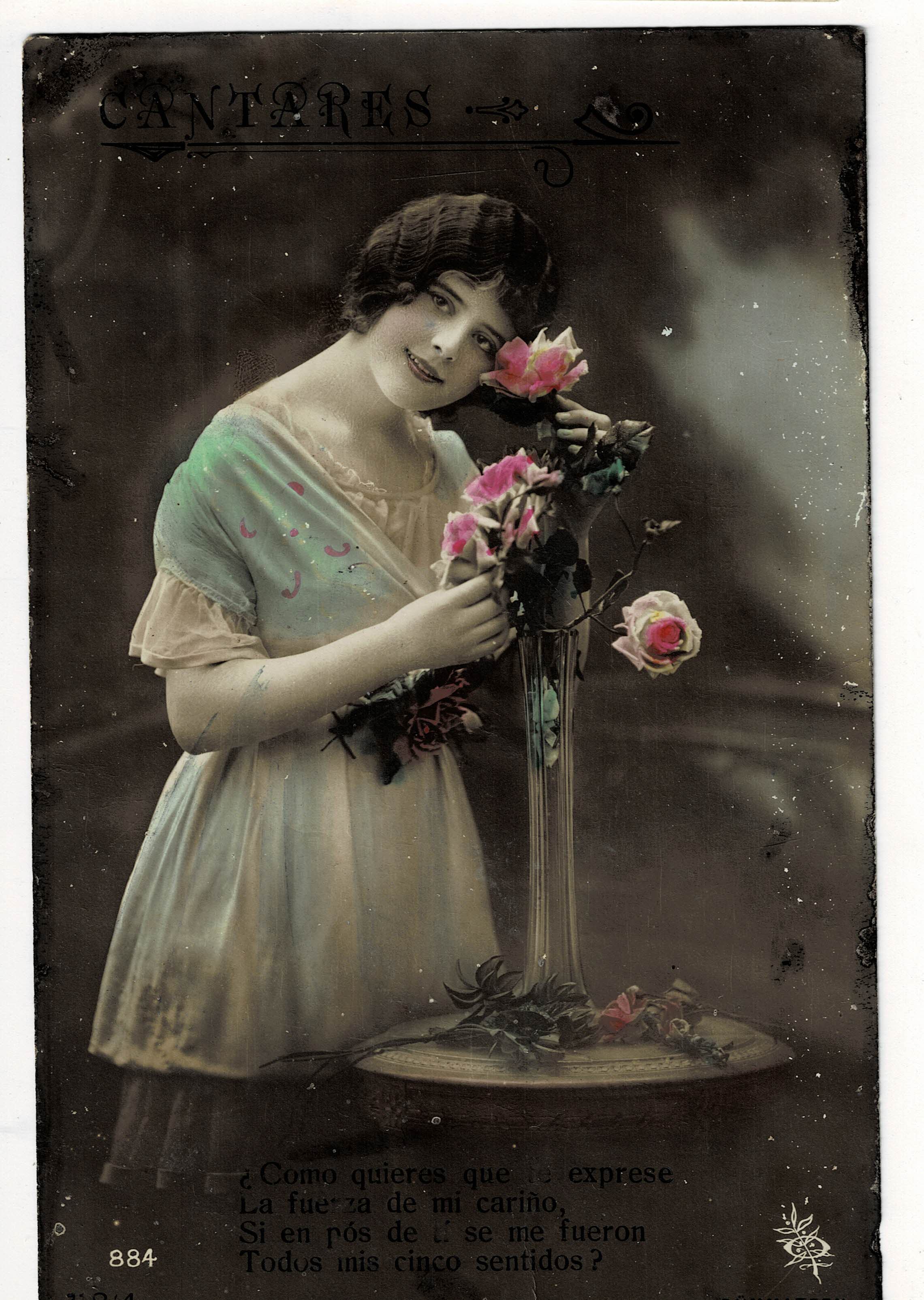 POSTAL ROMANTICA MUJER CON FLORES.