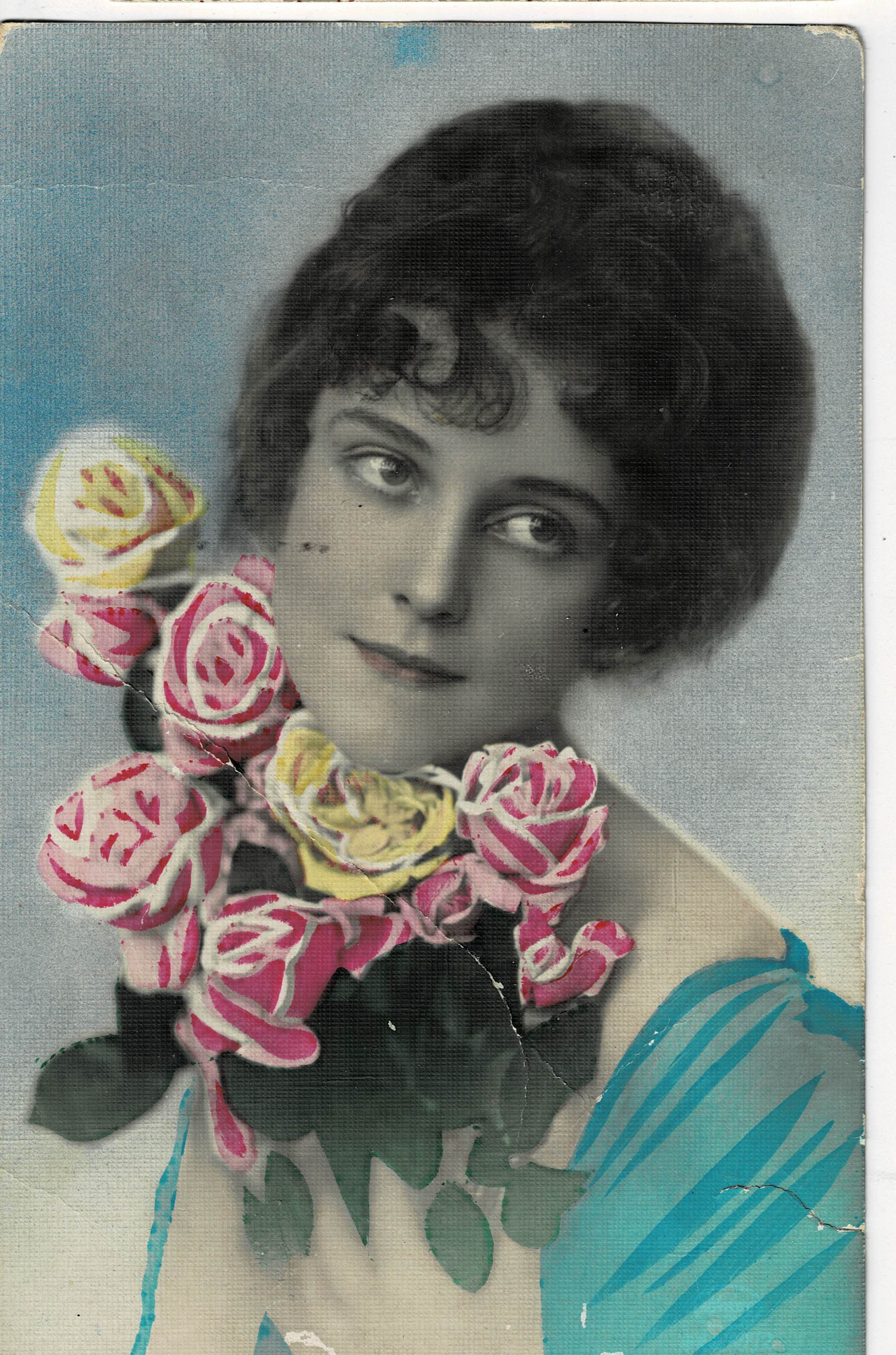 POSTAL ROMANTICA MUJER CON FLORES A COLOR. PEQUEÑA RAJA EN ESQUINA INFERIOR DERECHA.