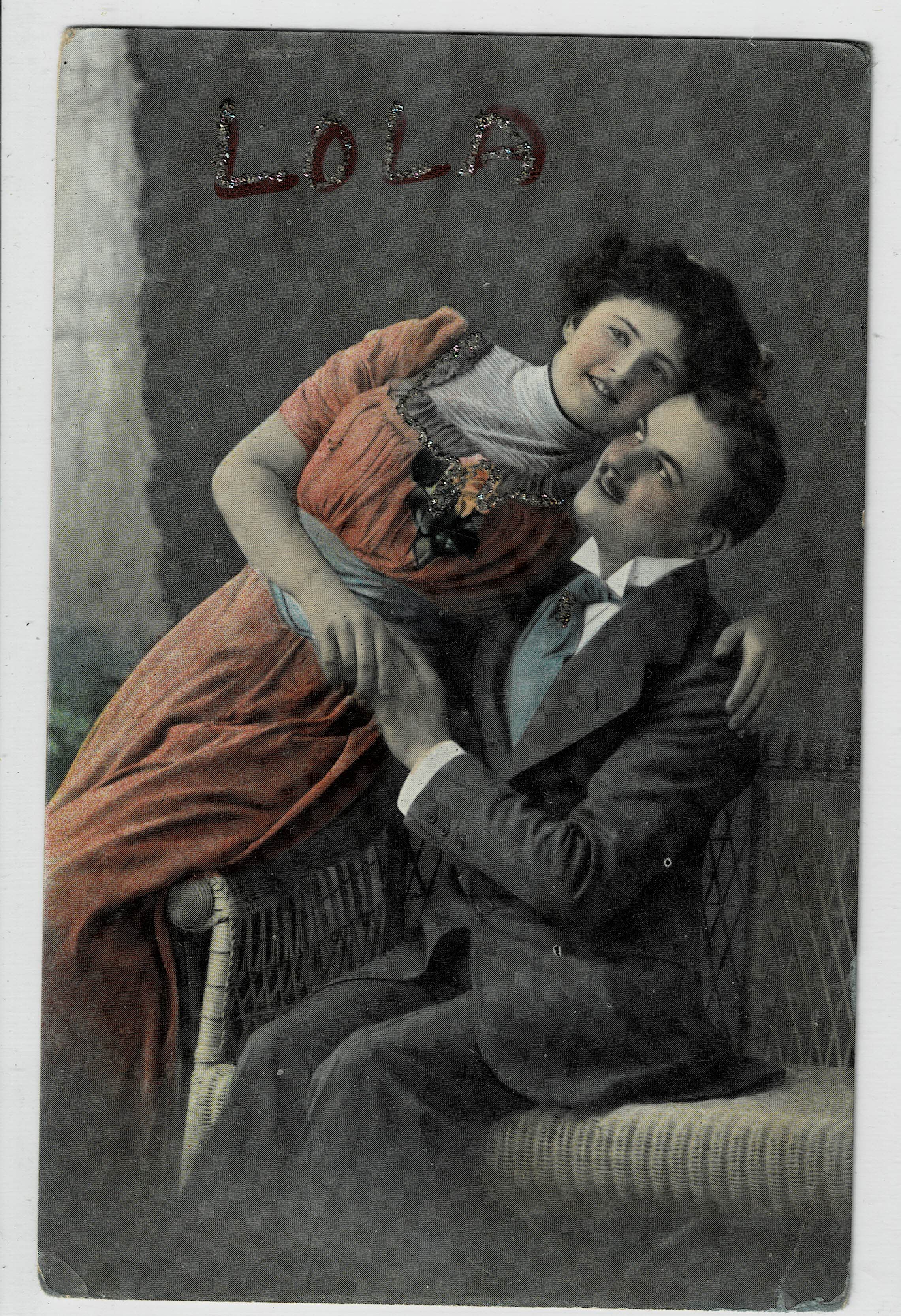 POSTAL ROMANTICA PAREJA CON LA PALABRA LOLA EN PURPURINA.