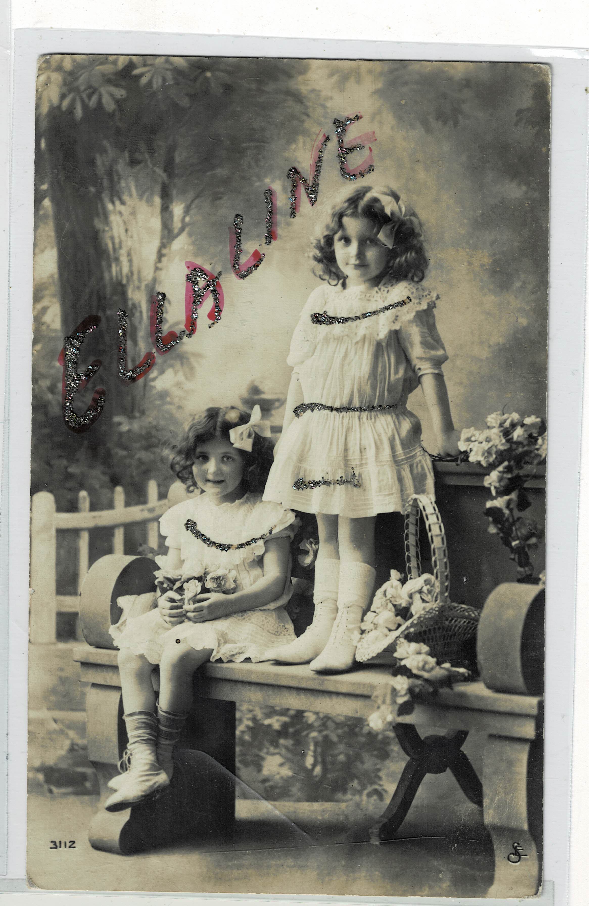 POSTAL ROMANTICA NIÑAS CON LA PALABRA ELLALINE EN PURPURINA.