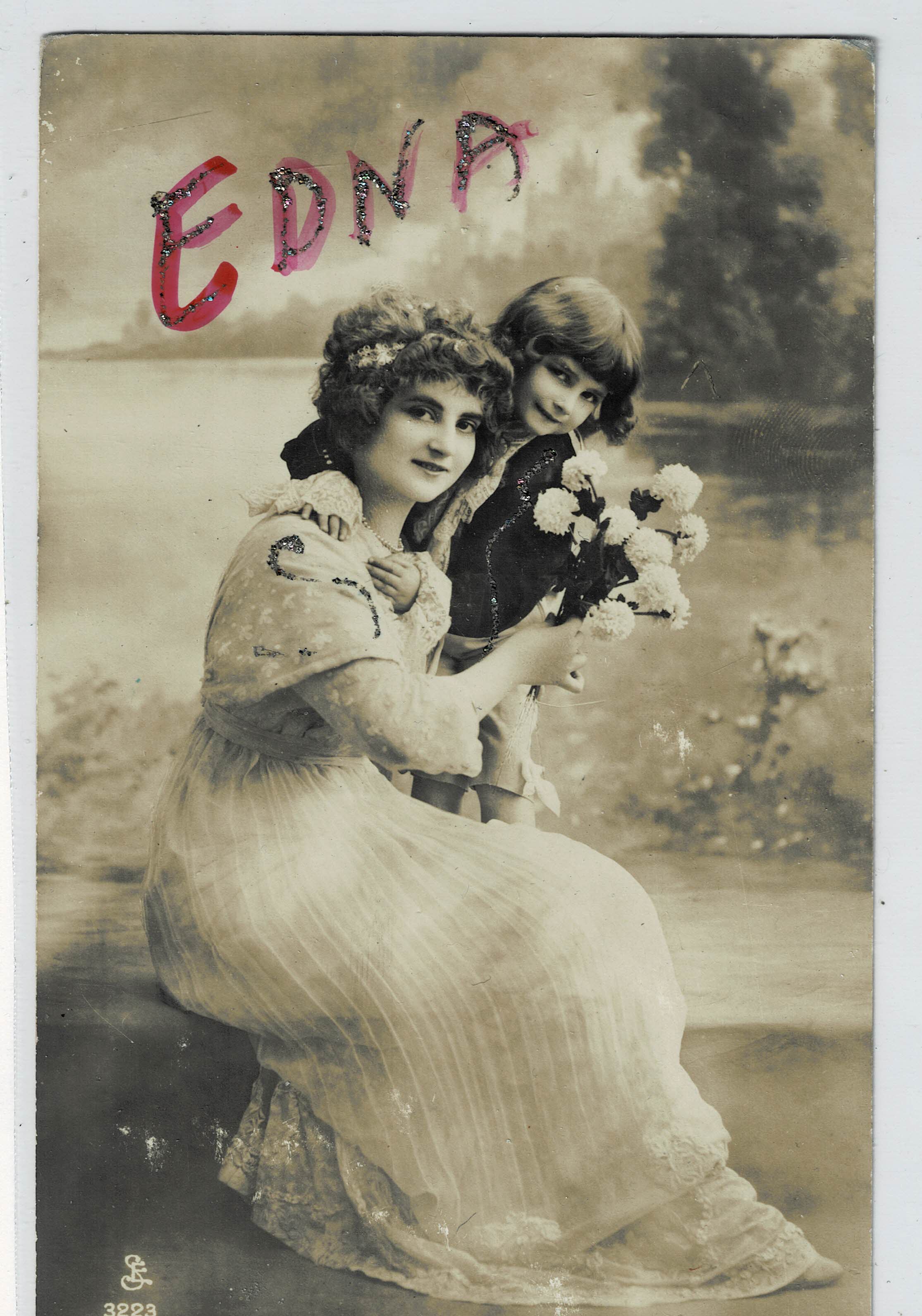 POSTAL ROMANTICA MUJER Y NIÑA CON LA PALABRA EDNA EN PURPURINA.