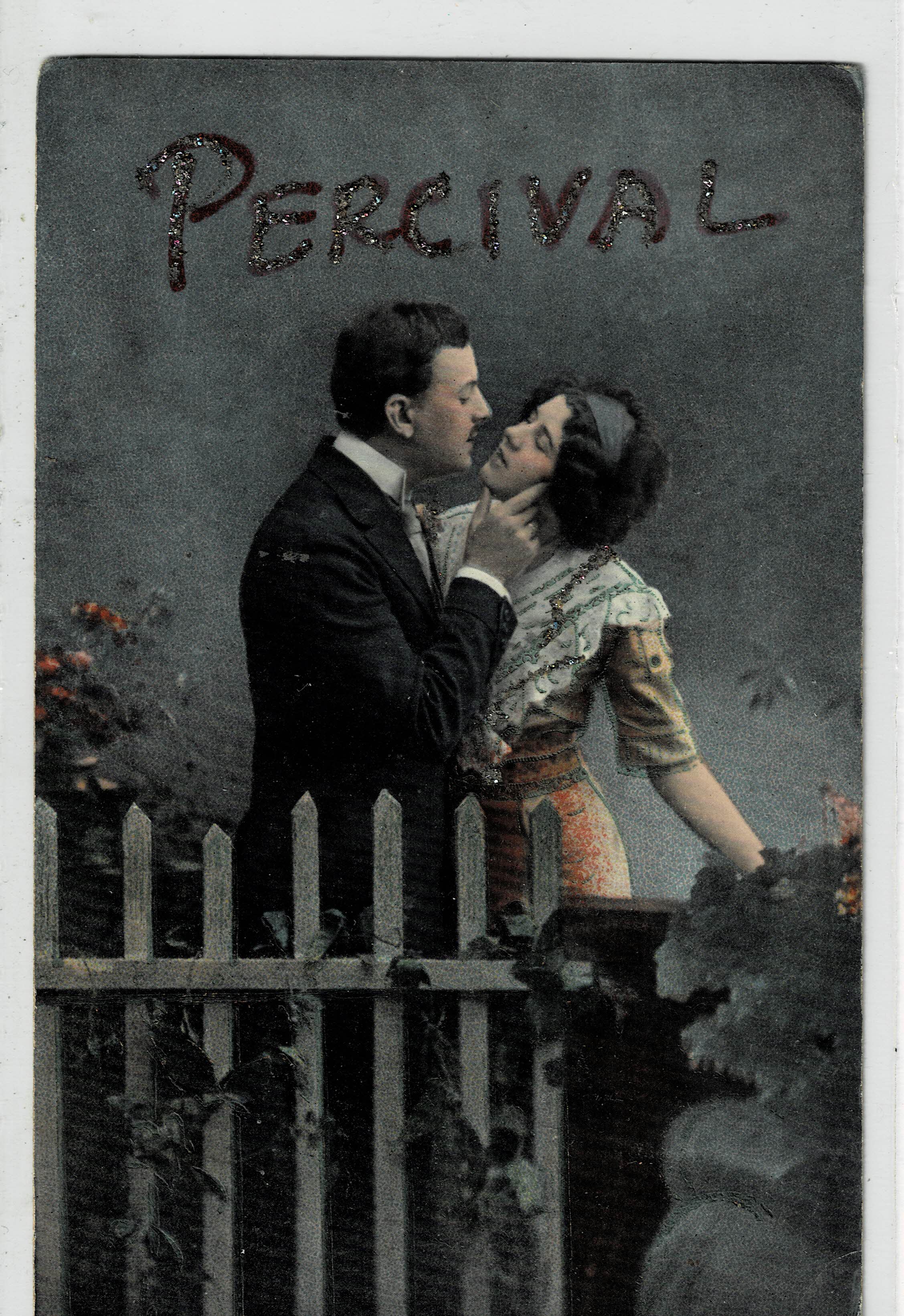 POSTAL ROMANTICA PAREJA CON LA PALABRA PERCIVAL EN PURPURINA.