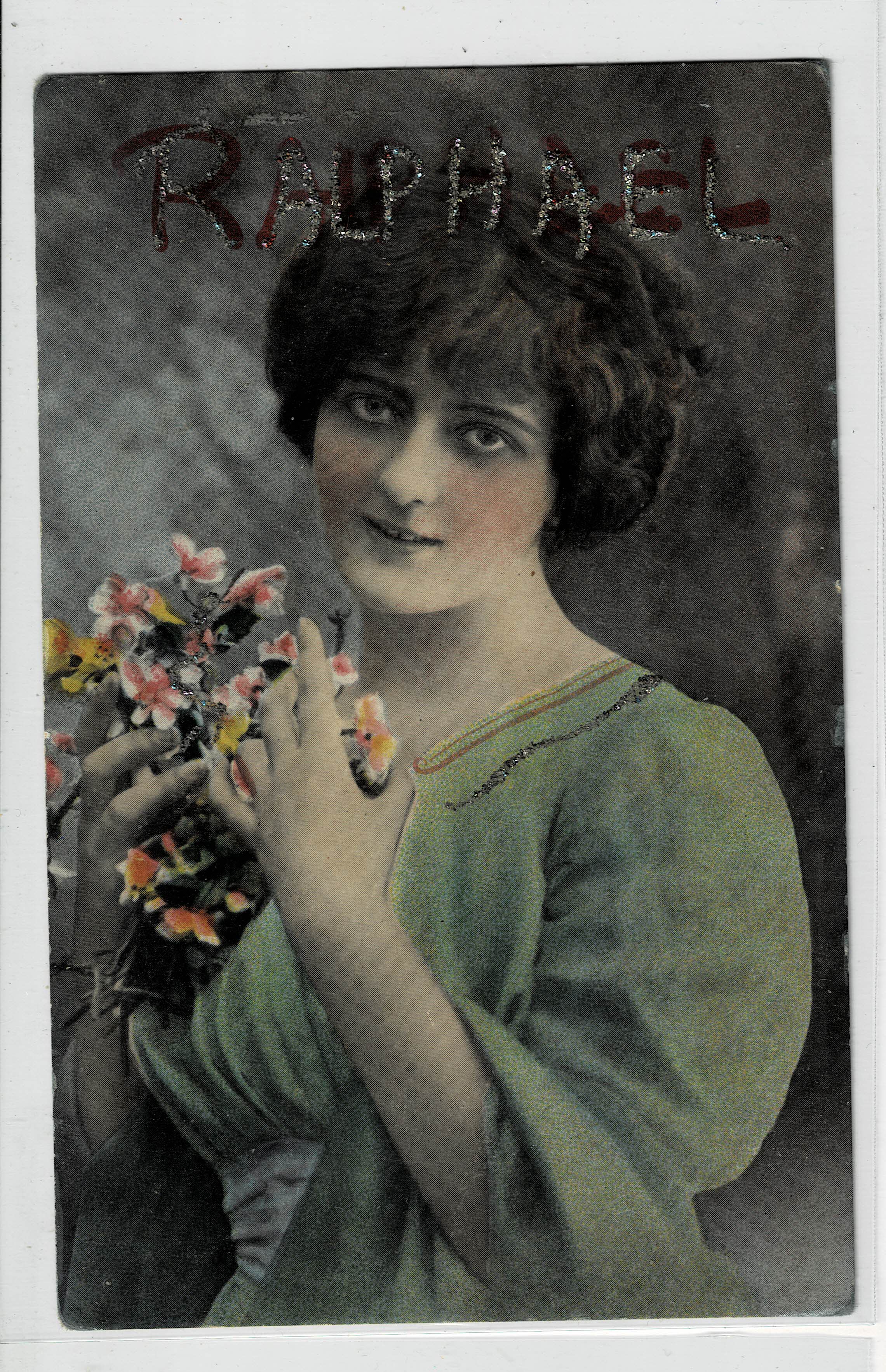POSTAL ROMANTICA MUJER CON FLORES CON LA PALABRA RALPHAEL EN PURPURINA.