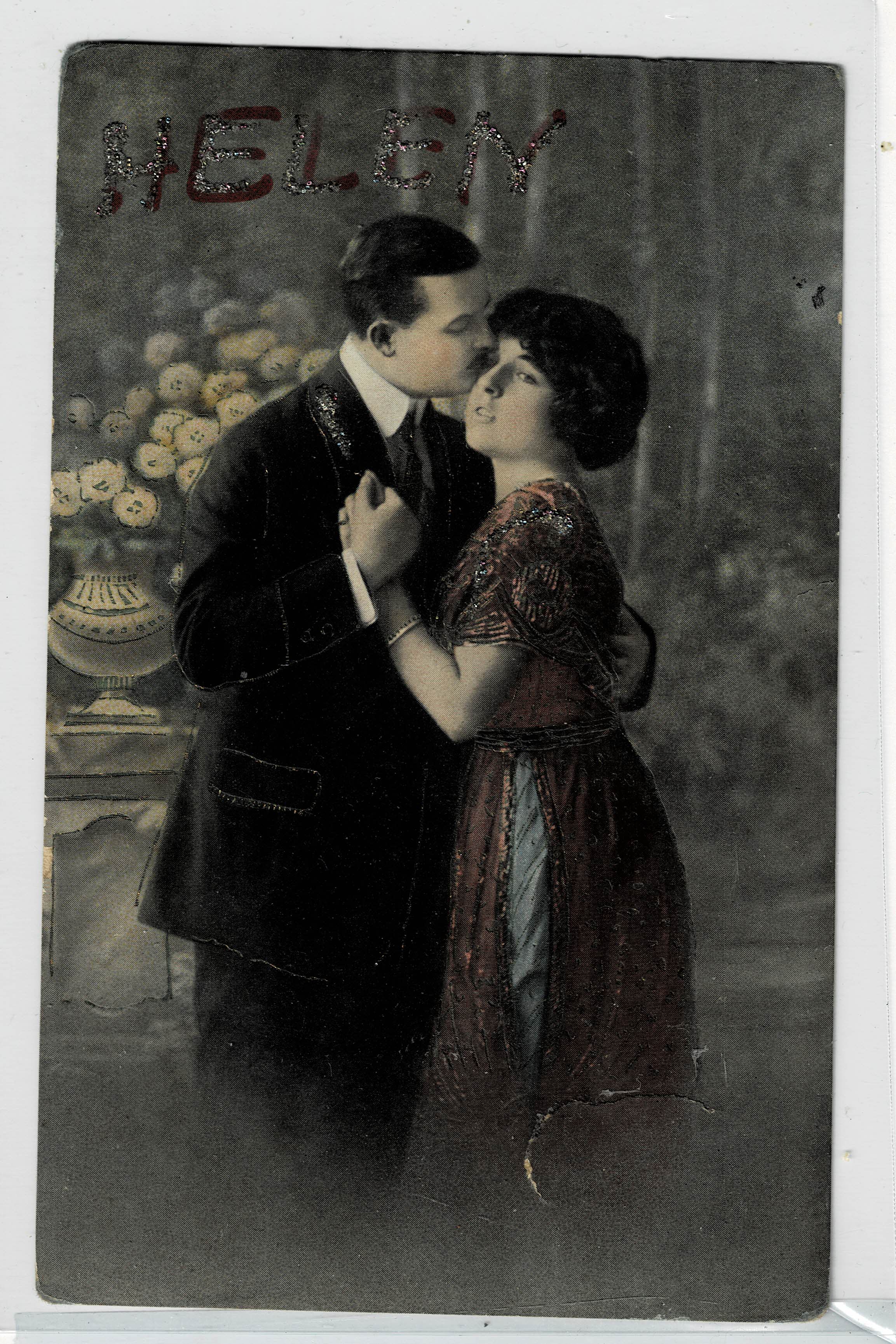 POSTAL ROMANTICA PAREJA CON LA PALABRA HELEN EN PURPURINA.
