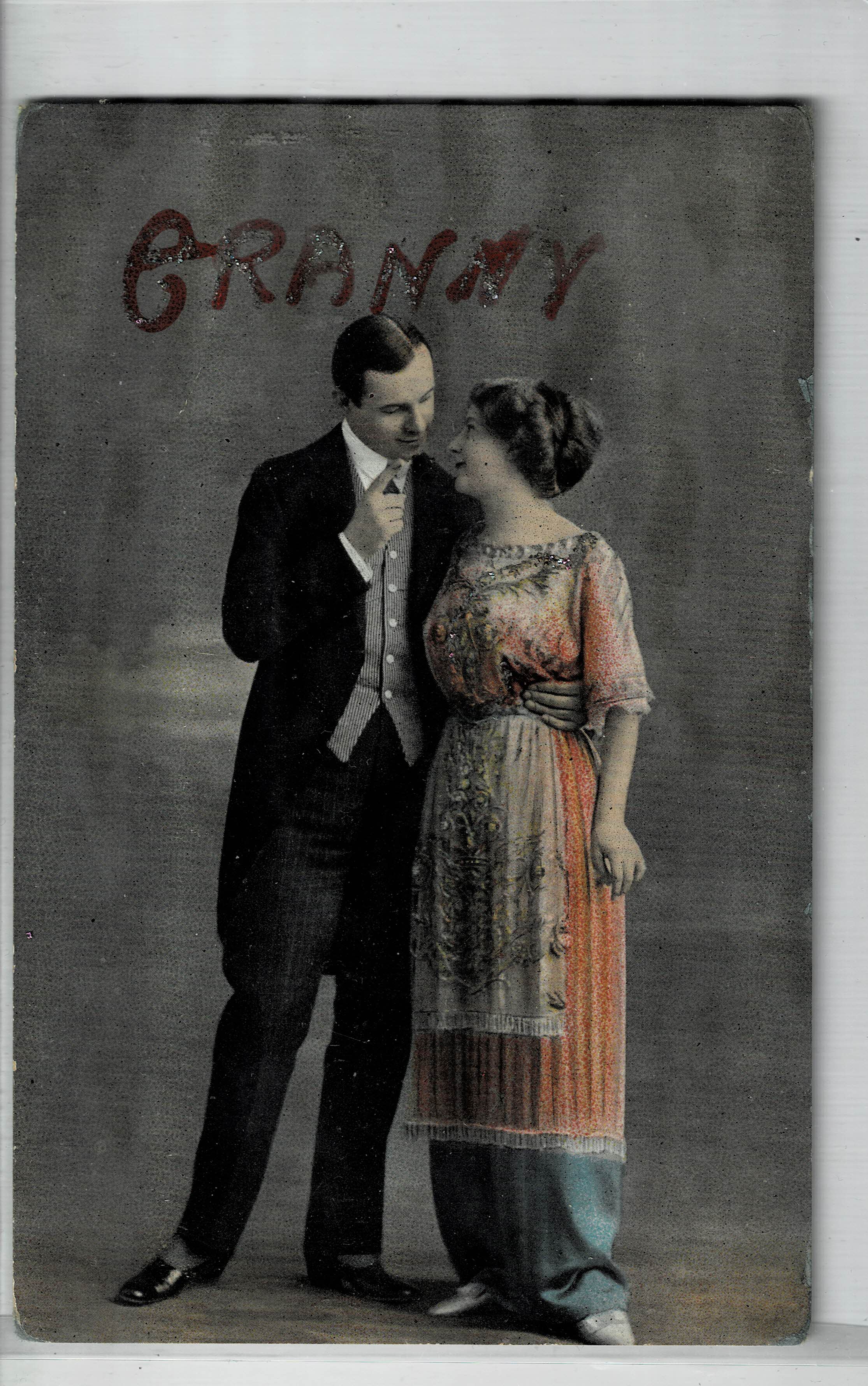 POSTAL ROMANTICA PAREJA CON LA PALABRA GRANNY EN PURPURINA.