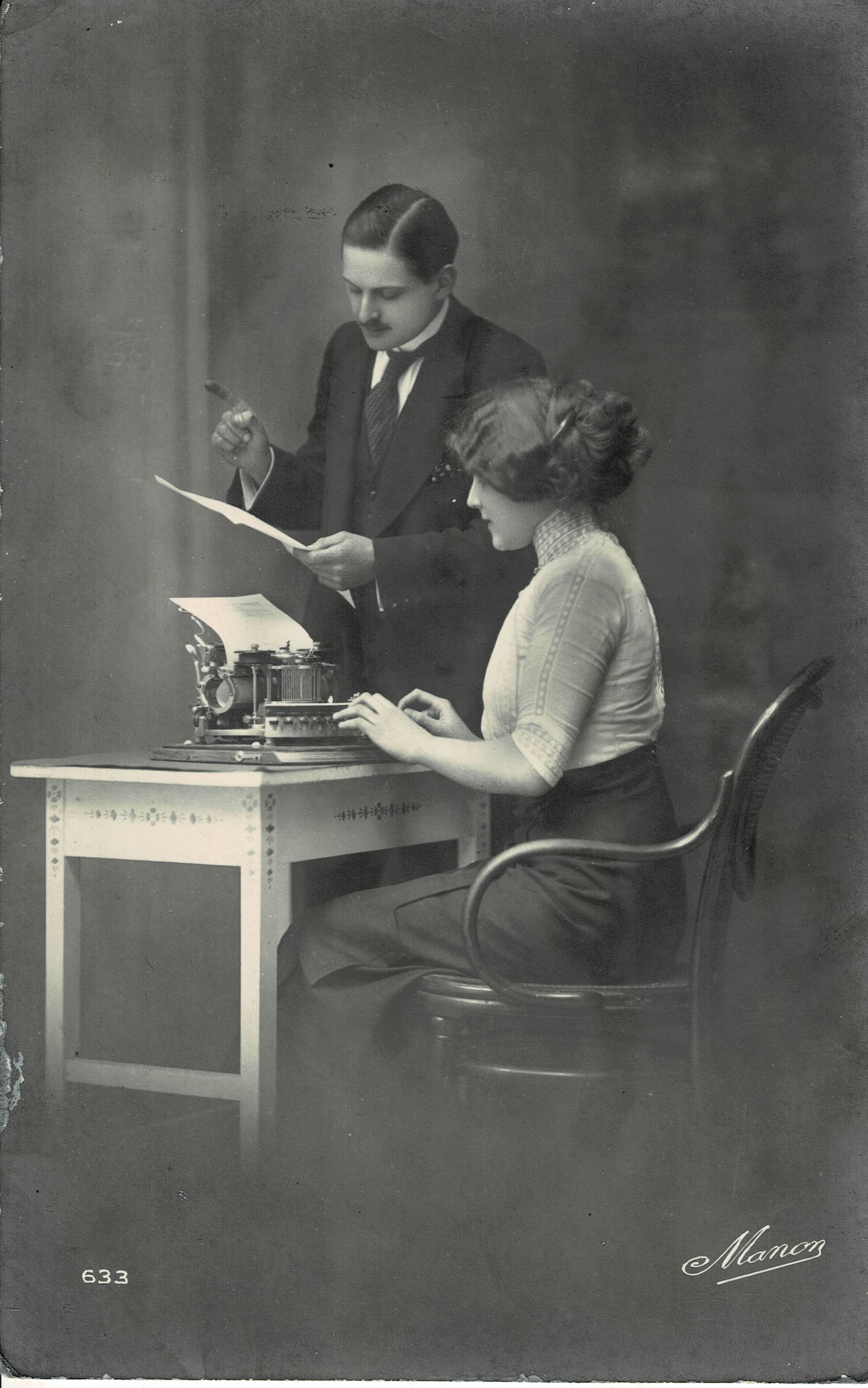 POSTAL ROMANTICA PAREJA CON MAQUINA DE ESCRIBIR.