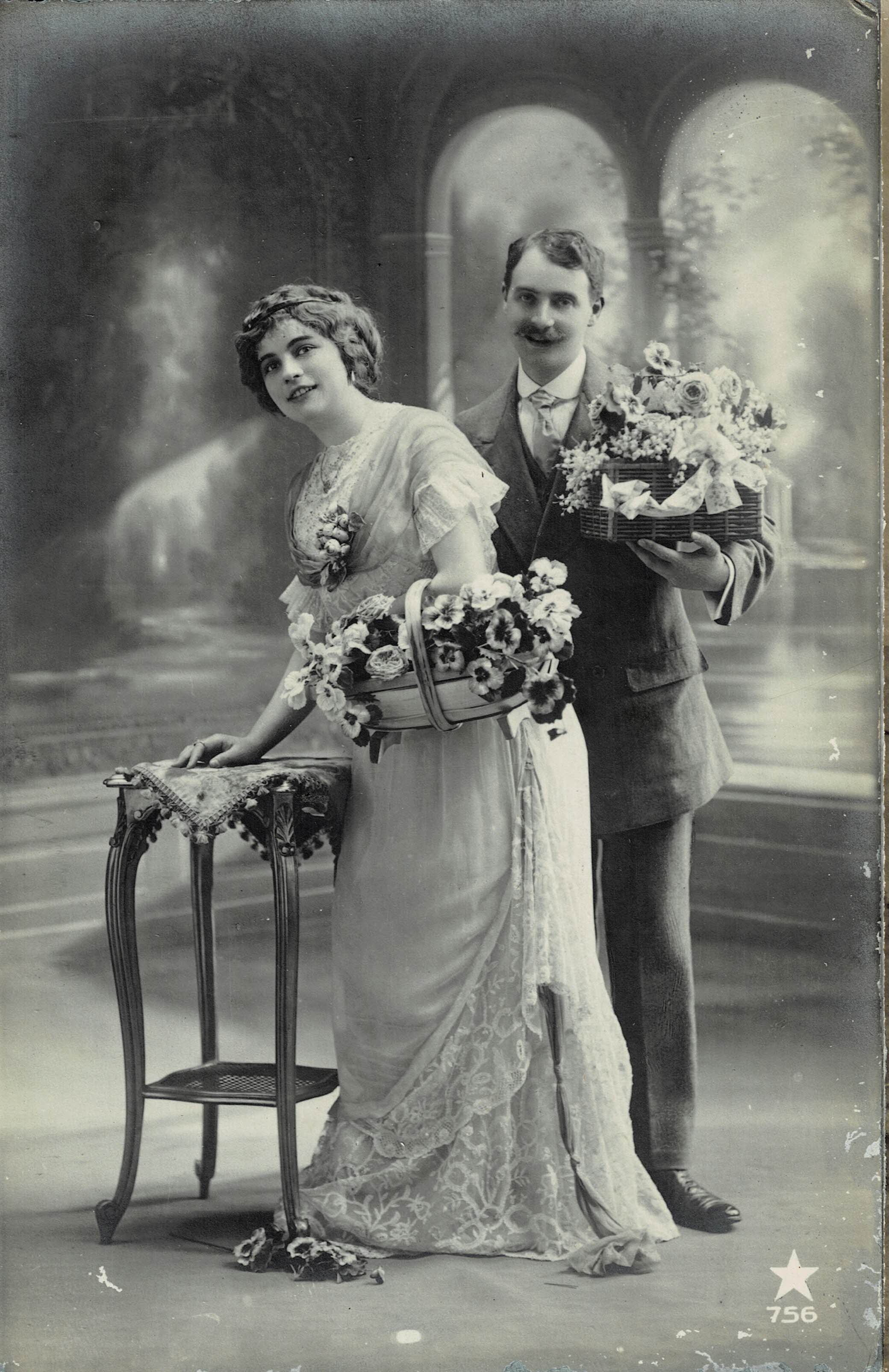 POSTAL ROMANTICA PAREJA CON FLORES.