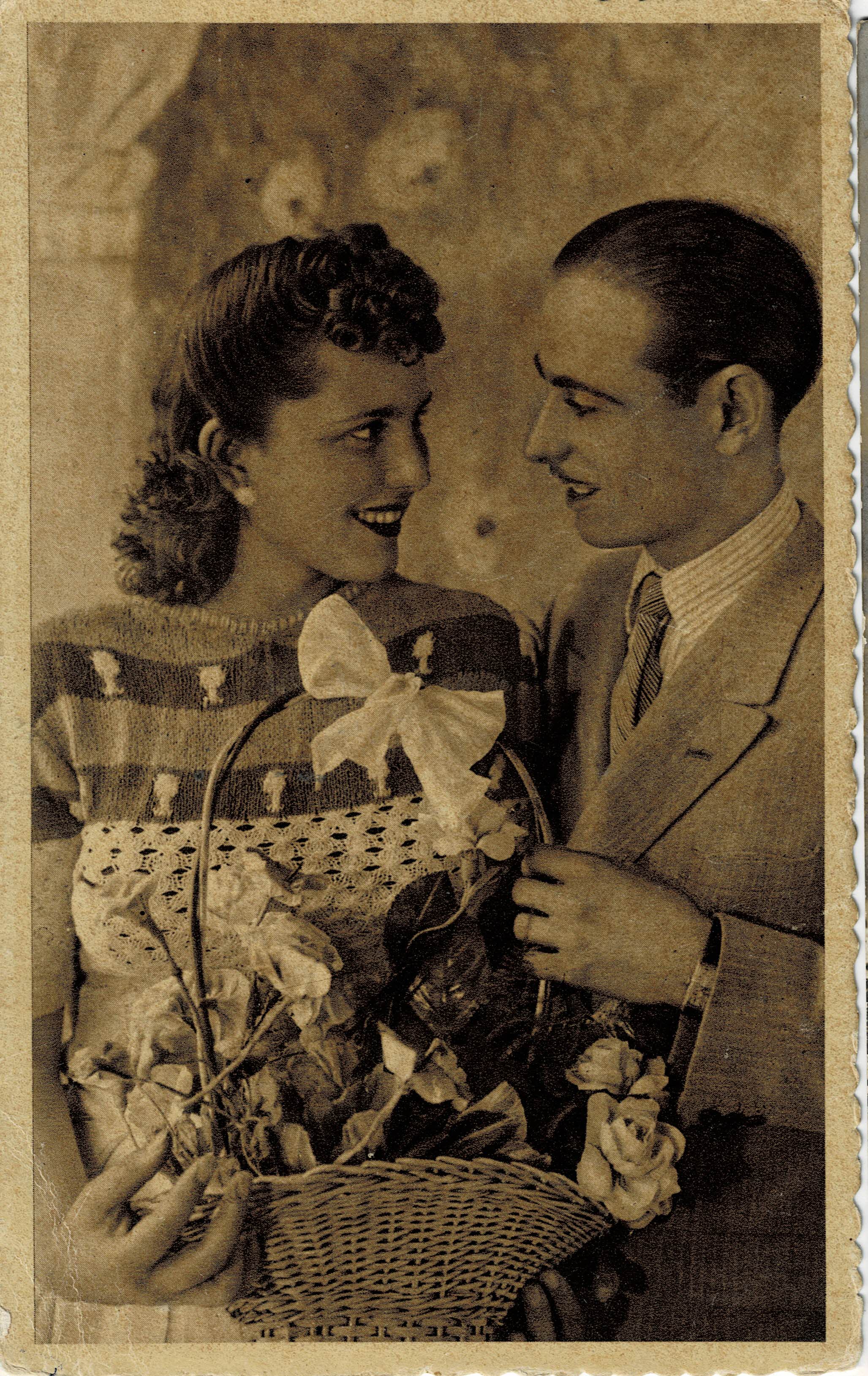 POSTAL ROMANTICA PAREJA CON FLORES EN SEPIA.