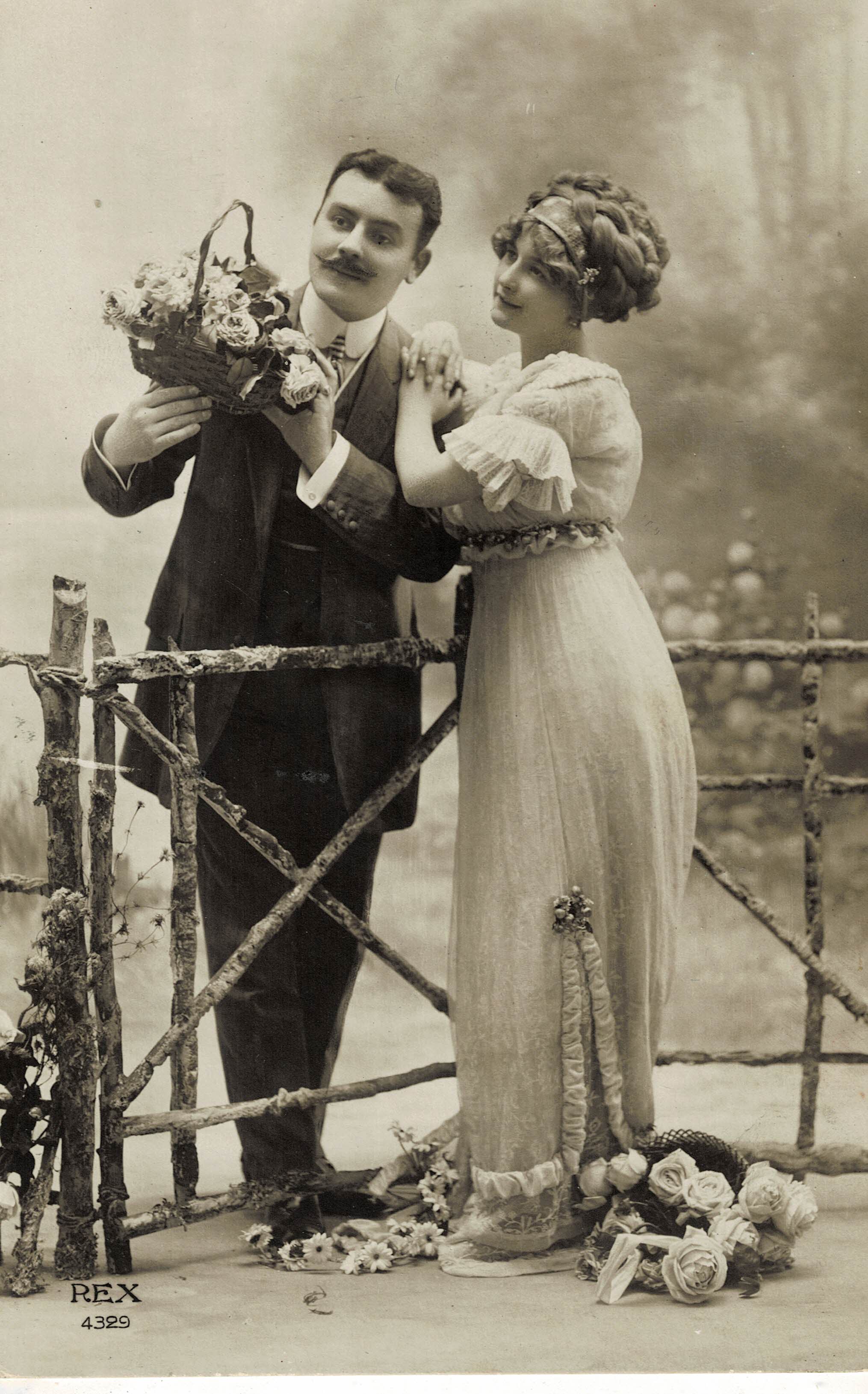POSTAL ROMANTICA PAREJA CON FLORES.