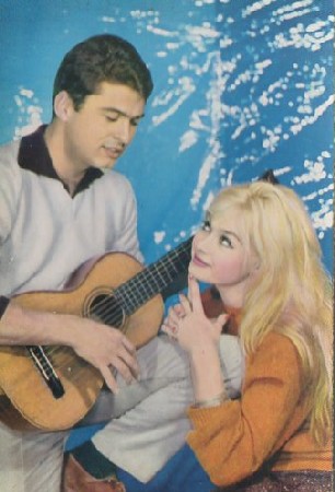 PAREJA ROMANTICA. HOMBRE Y MUJER CON GUITARRA
