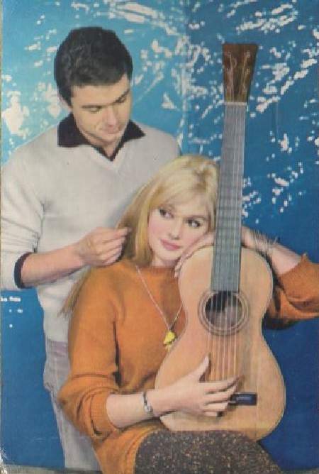 PAREJA ROMANTICA. HOMBRE Y MUJER CON GUITARRA