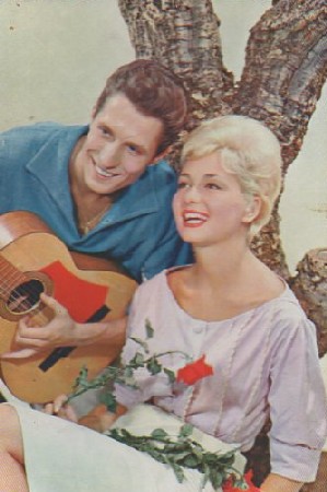 POSTAL ROMANTICA. PAREJA CON GUITARRA