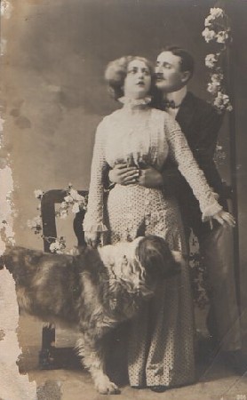 POSTAL ROMANTICA. PAREJA CON PERRO