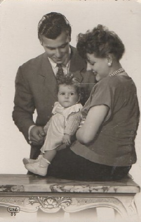 POSTAL ROMANTICA. PAREJA CON NIÑA
