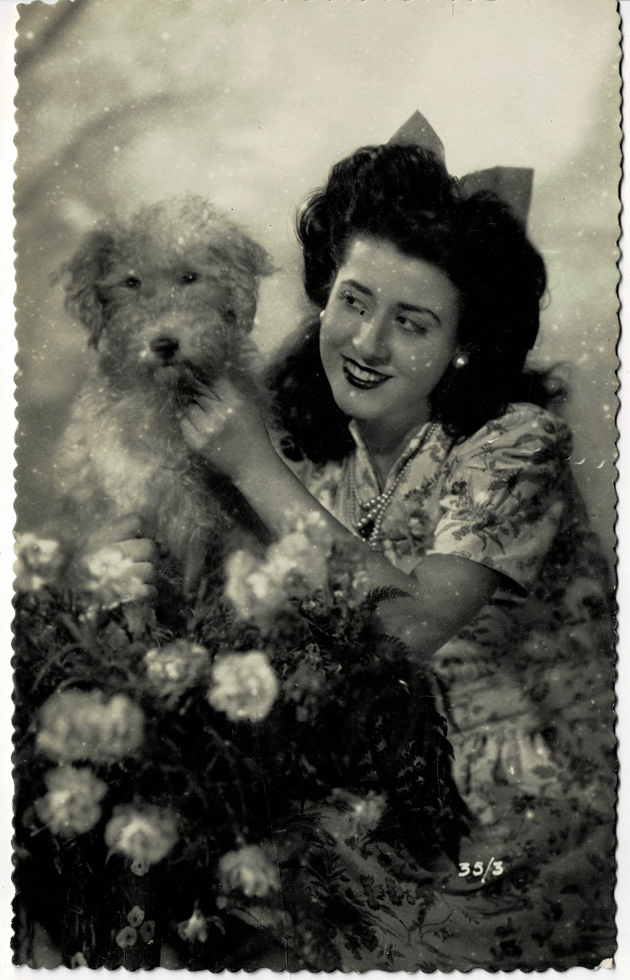 POSTAL ROMANTICA MUJER CON PERRO.