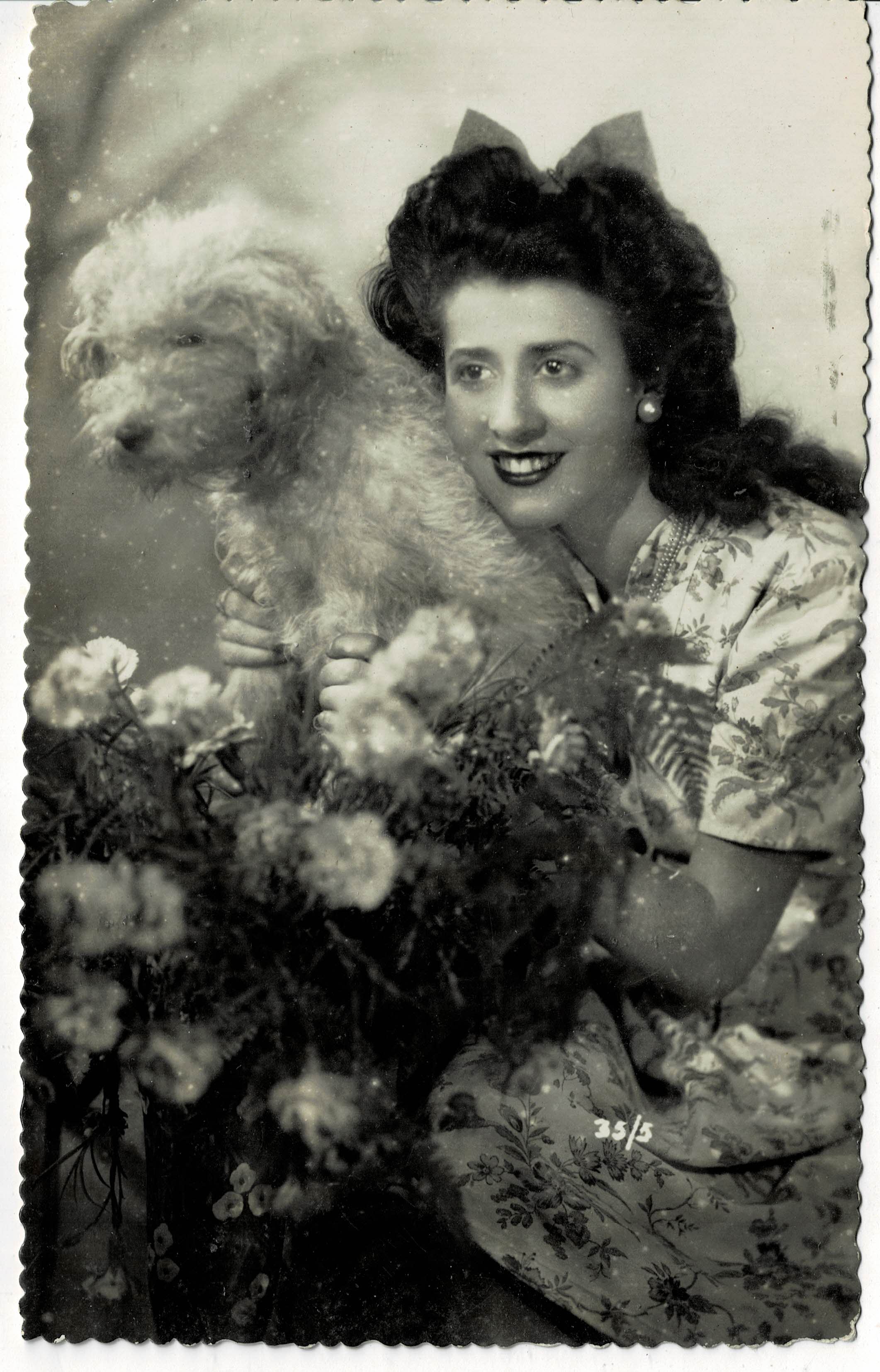 POSTAL ROMANTICA MUJER CON PERRO.