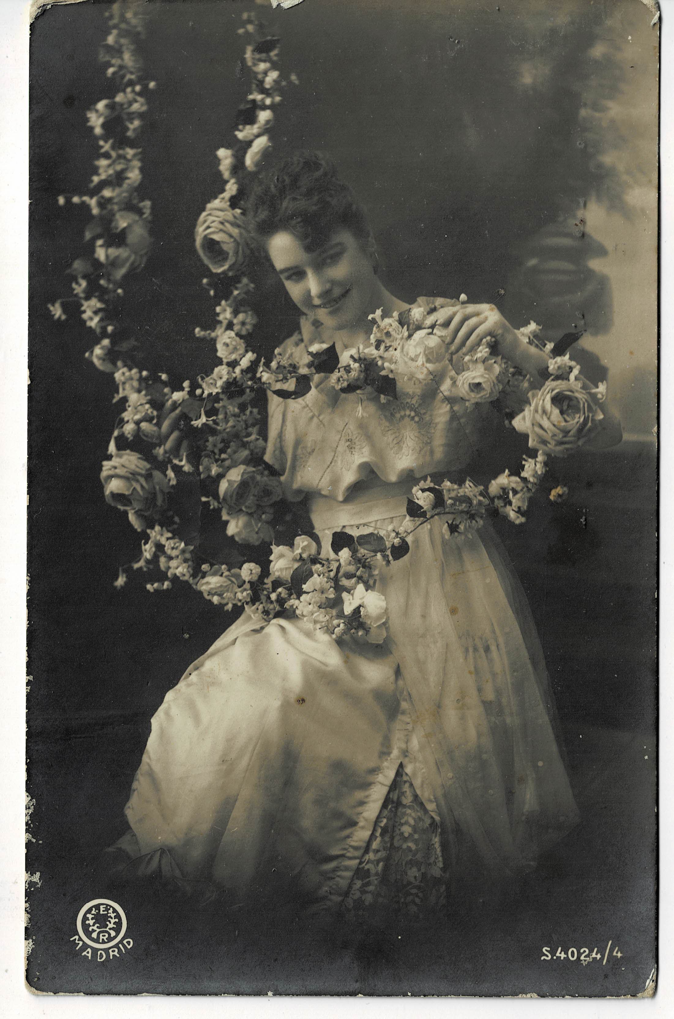 POSTAL ROMANTICA MUJER CON FLORES.