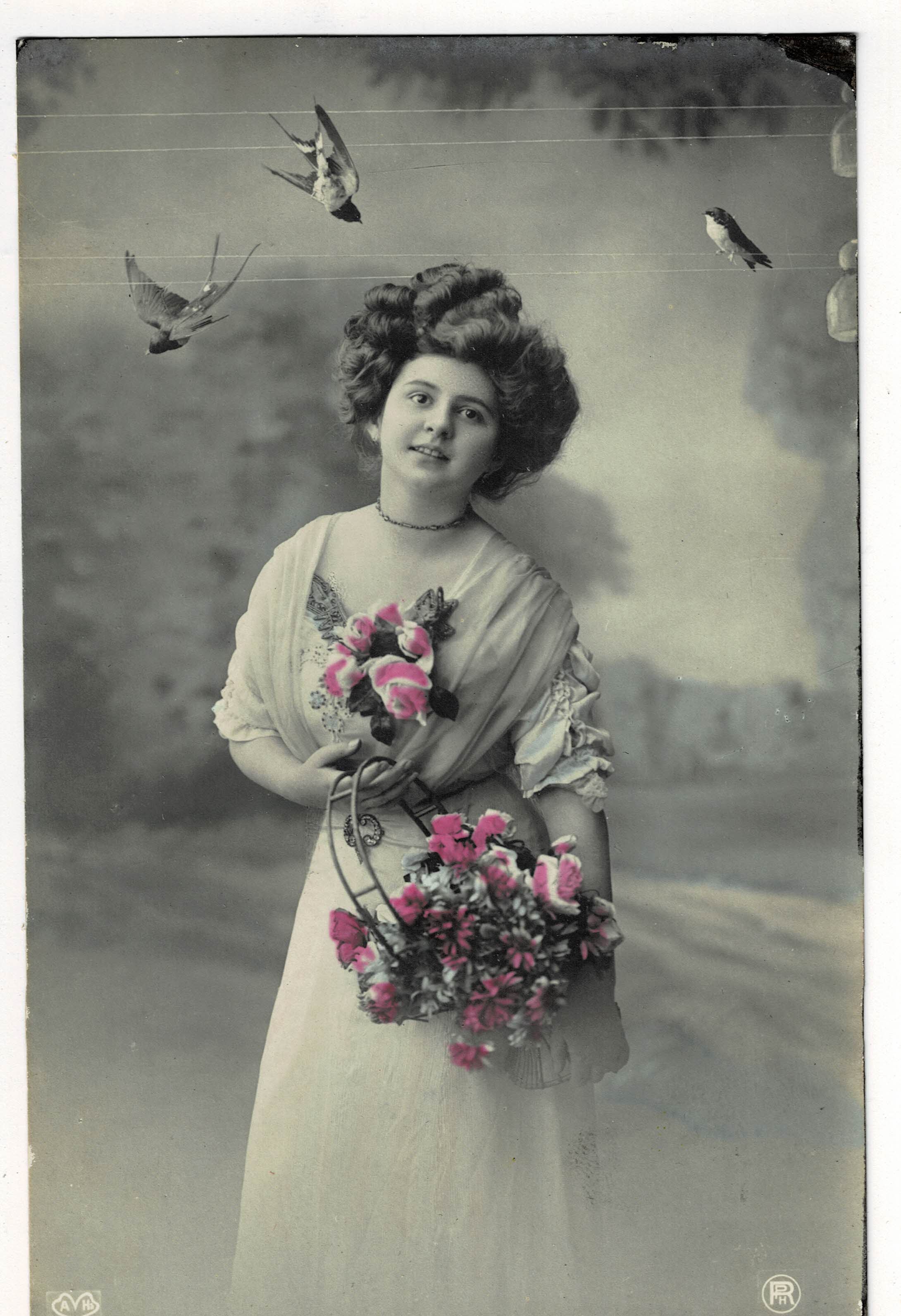 POSTAL ROMANTICA MUJER CON FLORES.