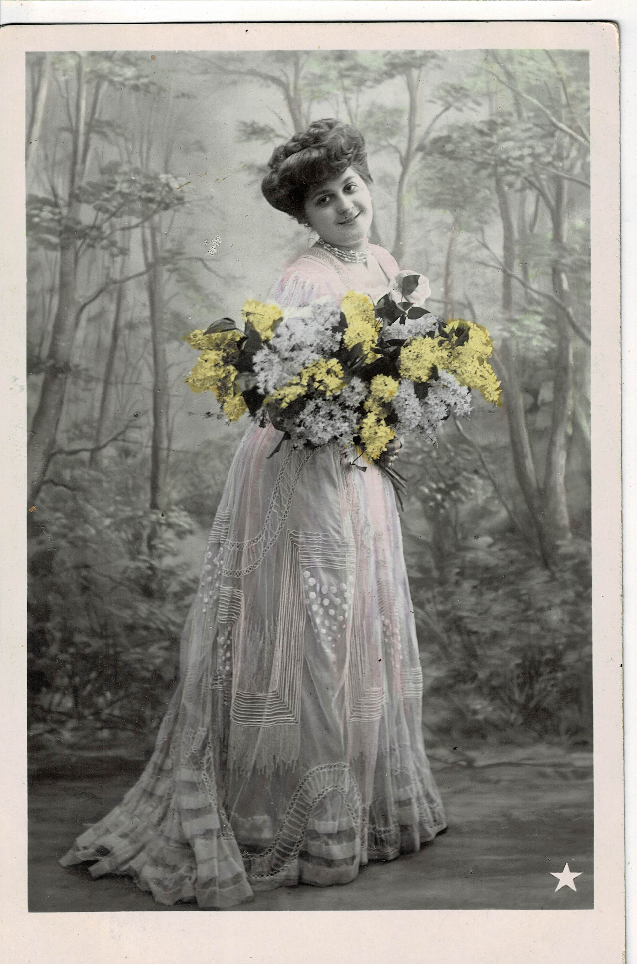 POSTAL ROMANTICA MUJER CON FLORES.