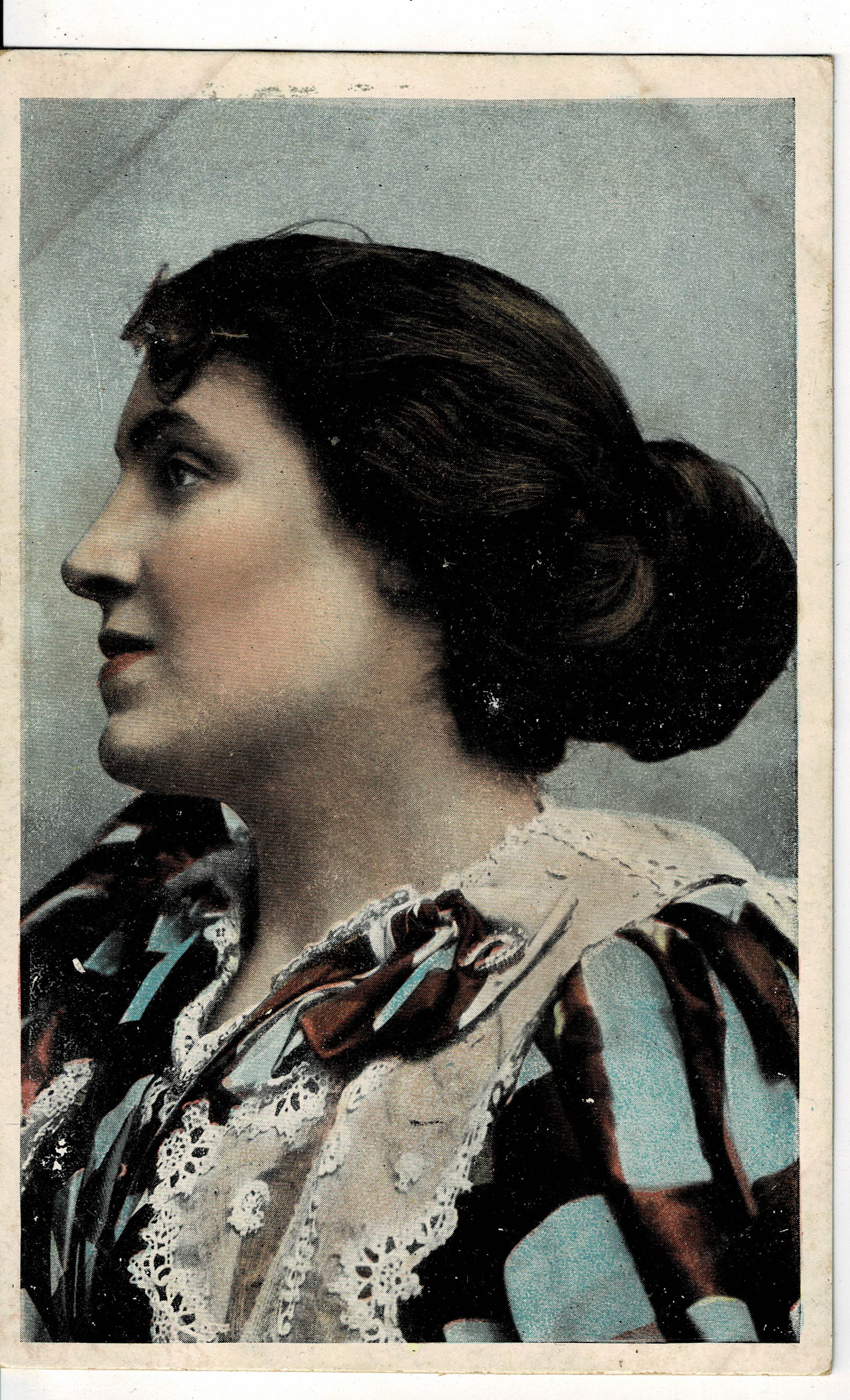 POSTAL ROMANTICA MUJER DE PERFIL.