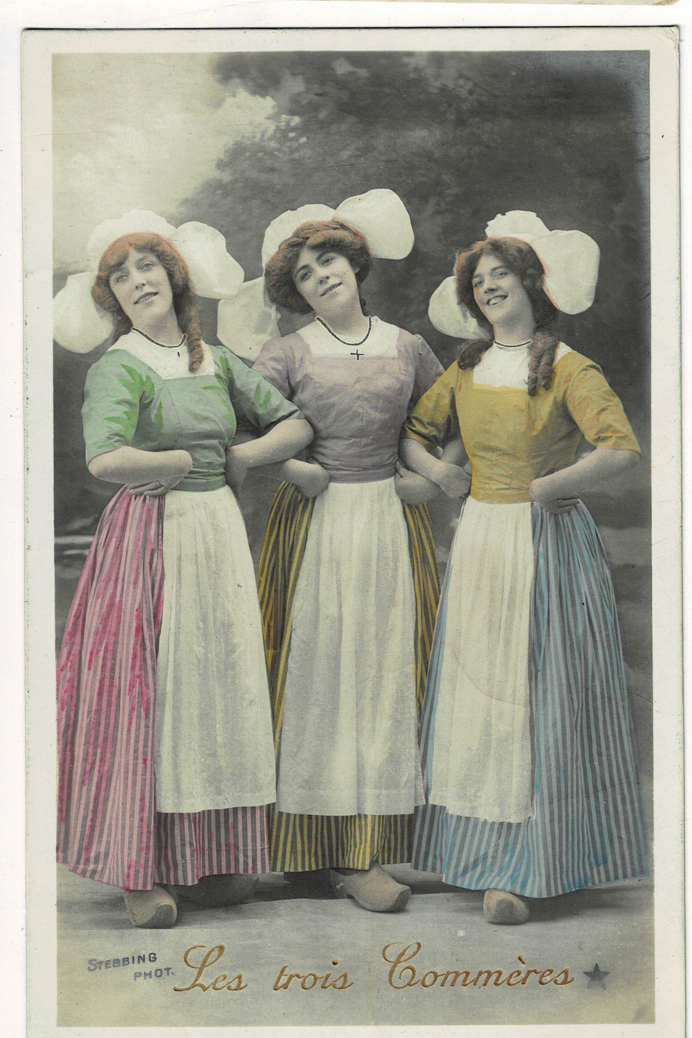 POSTAL ROMANTICA MUJERES. LES TROIS COMMERES.