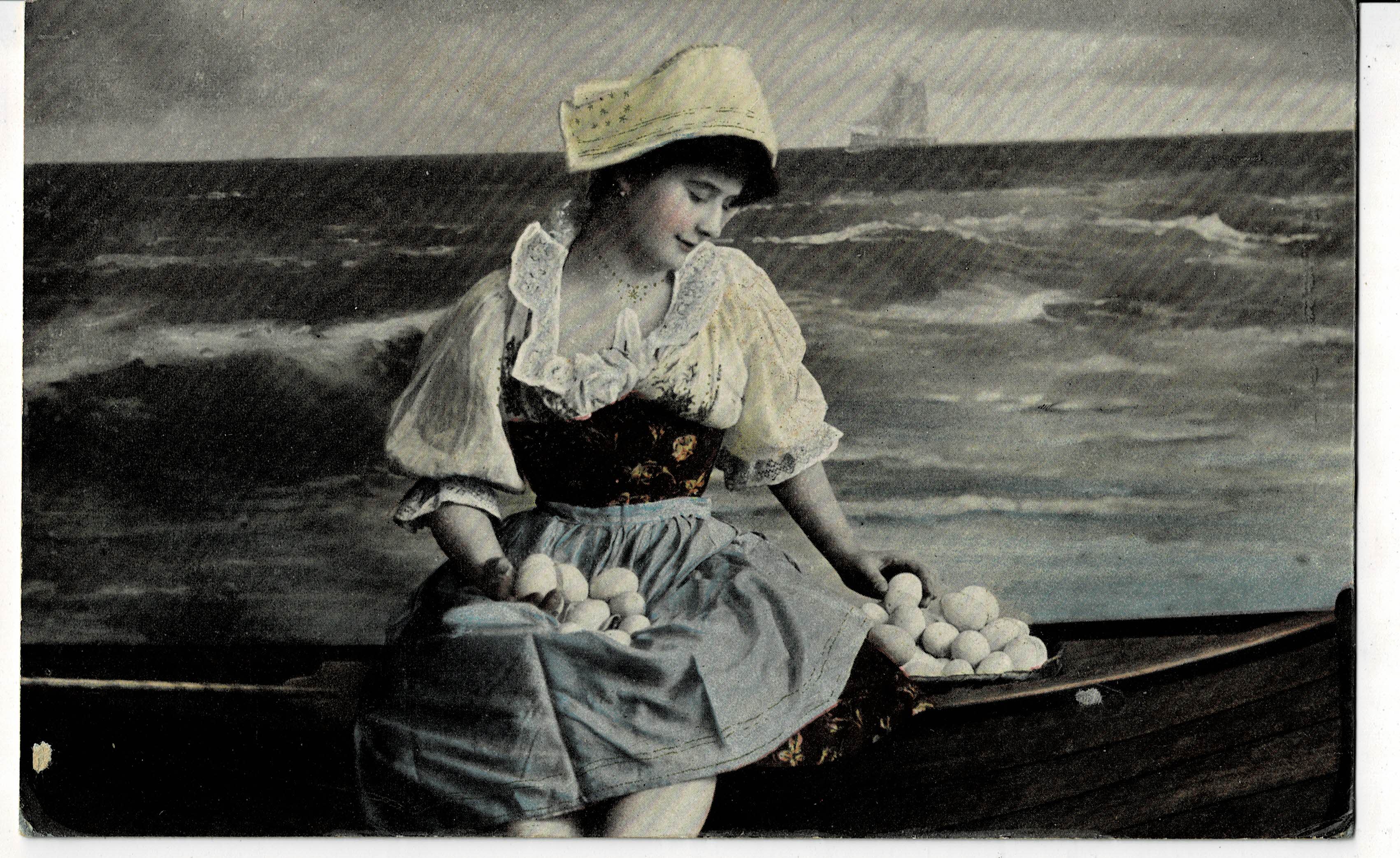 POSTAL ROMANTICA MUJER CON HUEVOS.