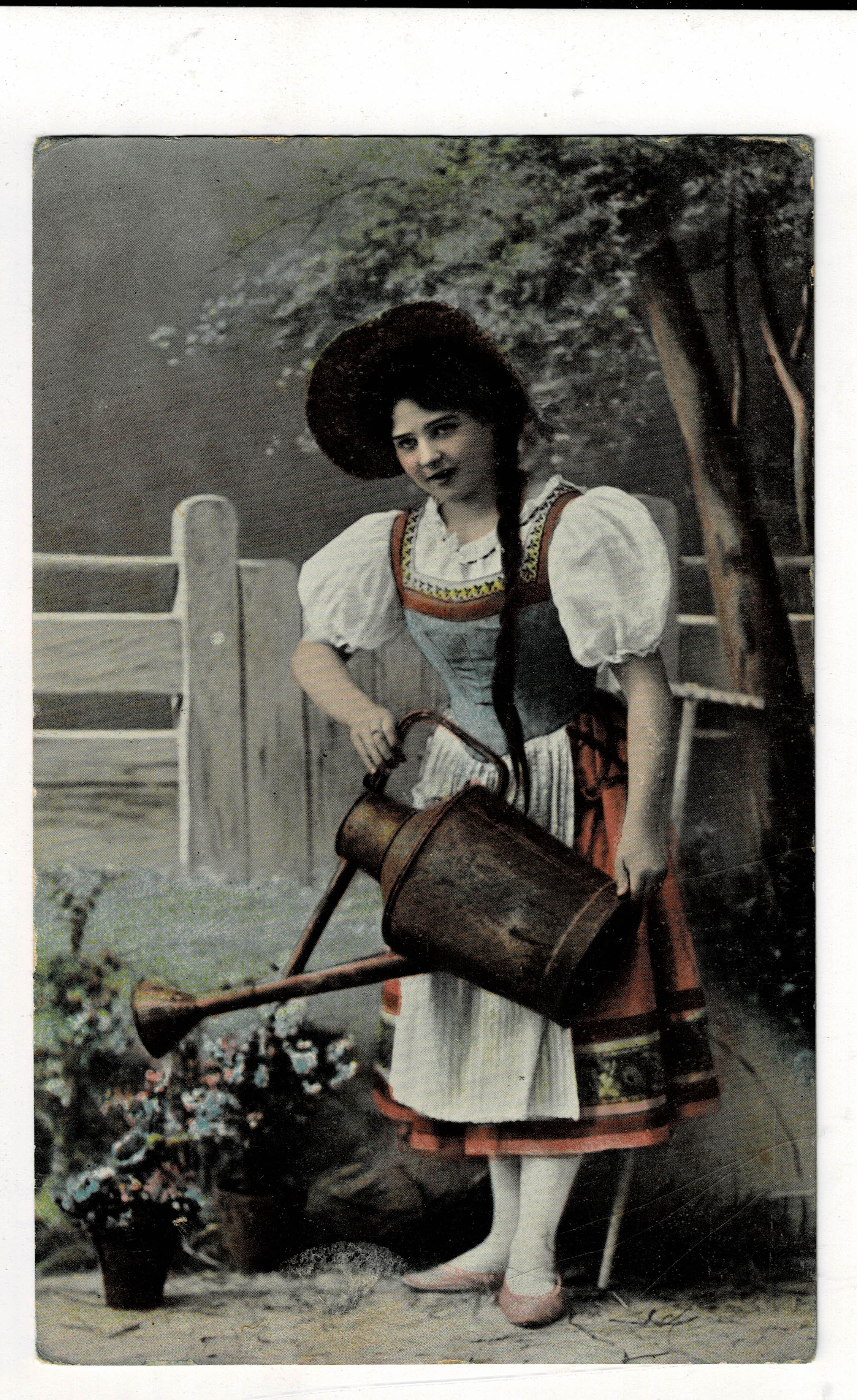 POSTAL ROMANTICA MUJER REGANDO.