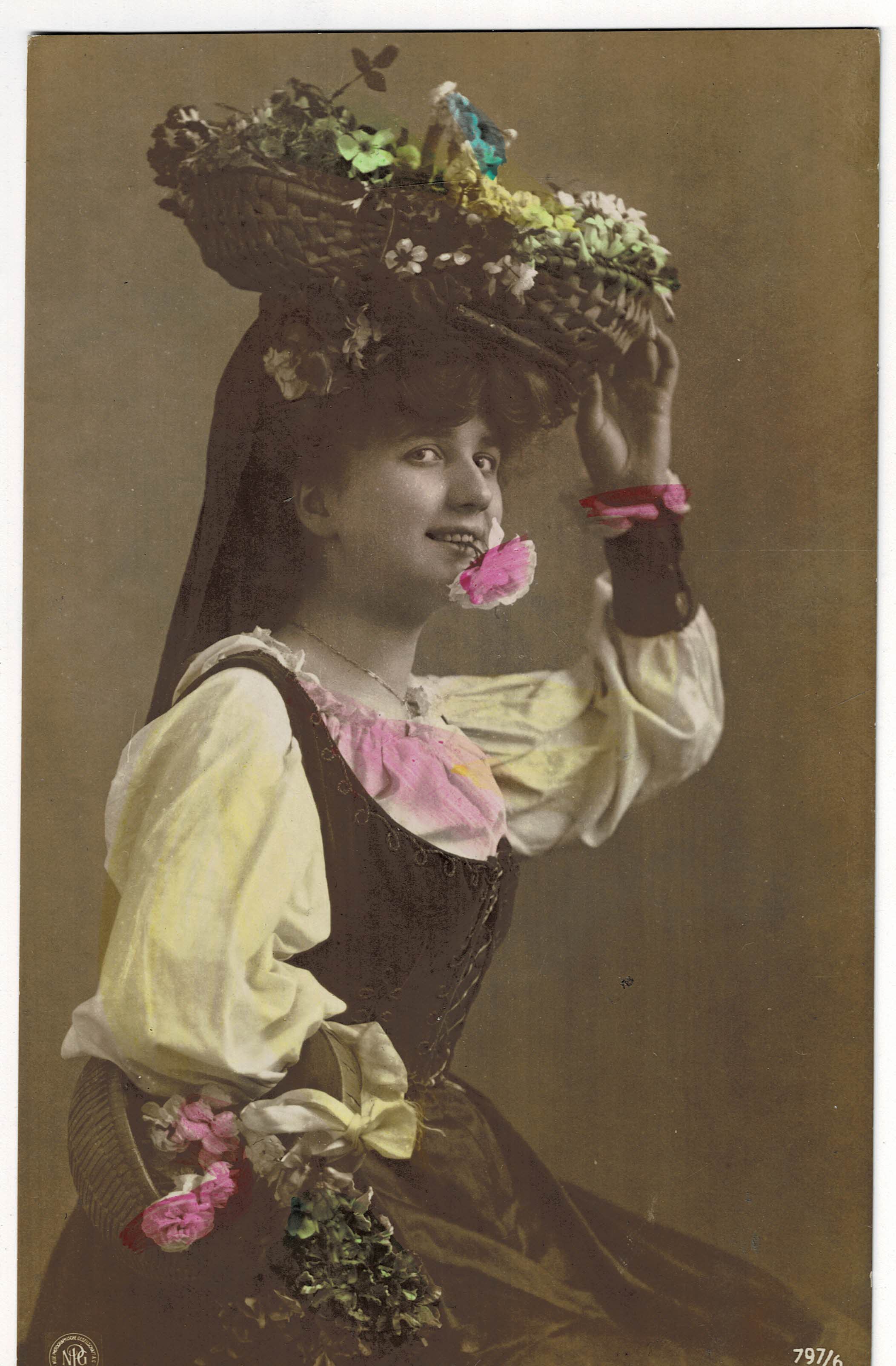 POSTAL ROMANTICA MUJER CON CESTA EN LA CABEZA.