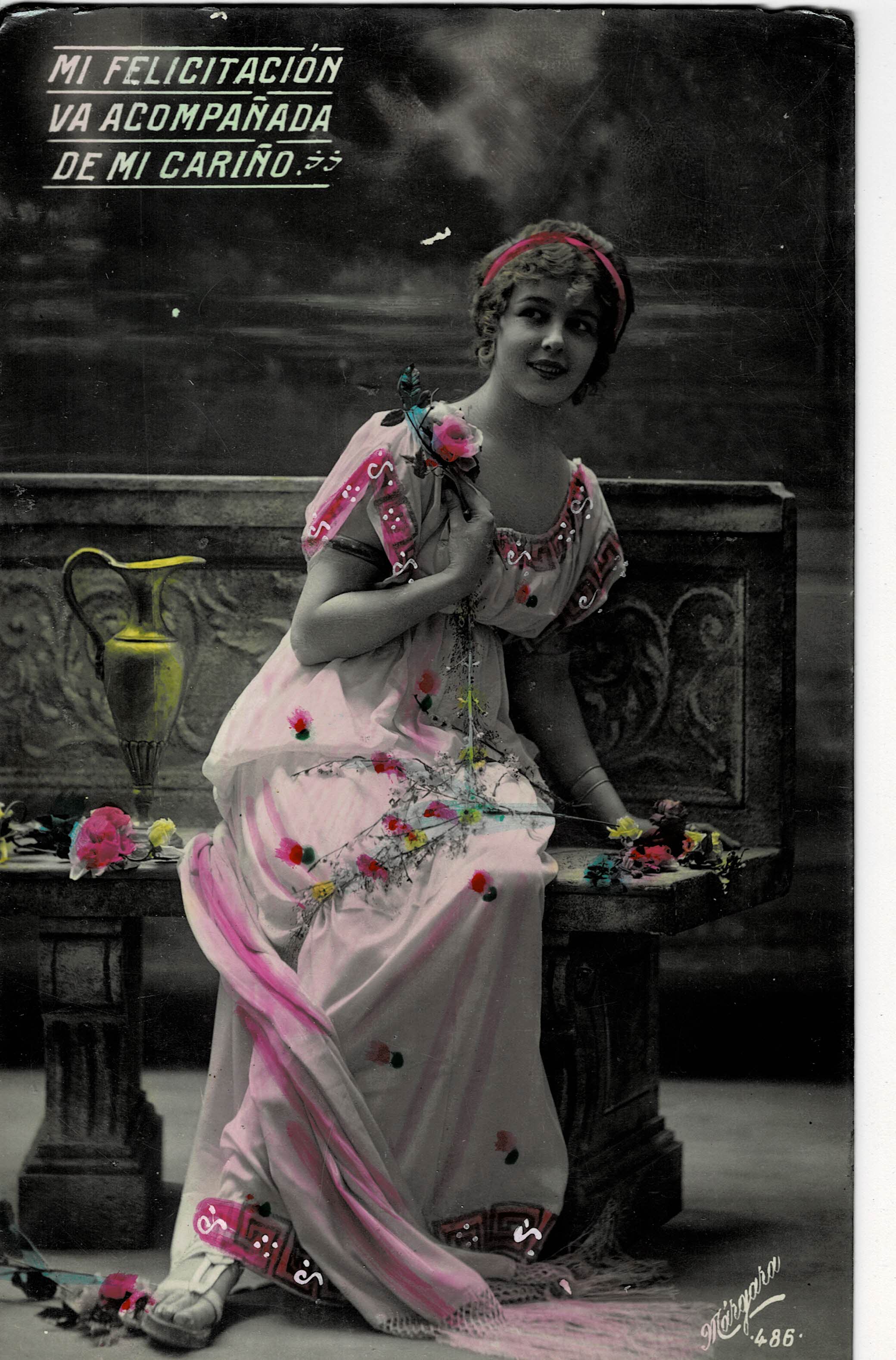 POSTAL ROMANTICA MUJER EN UN BANCO.
