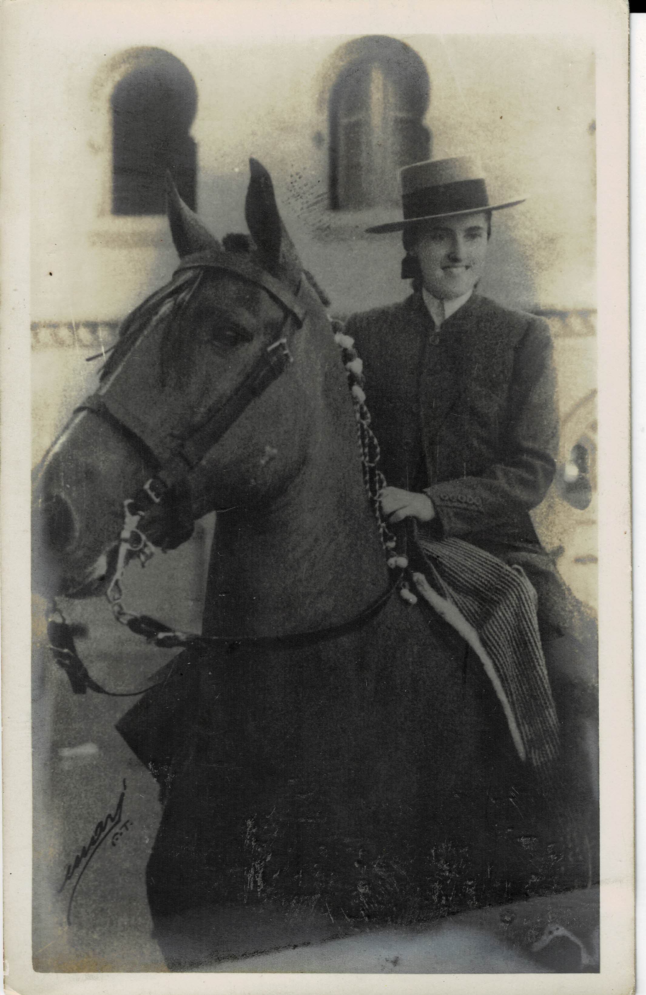 POSTAL TAURINA. CONCHITA CINTRON A CABALLO