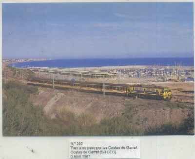 POSTAL DE TRENES Nº 395. TREN A SU PASO POR LAS COSTAS DE GARRAF. AÑO 1987