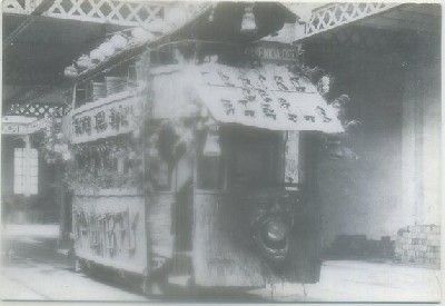 POSTAL DE TRENES. TRANVIA DECORADO A PRINCIPIOS DE SIGLO. SERIE 169 AL 193