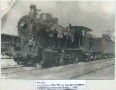 POSTAL DE TRENES Nº 4229. LOCOMOTORA MZA-756. ESTACION DE ALMORCHON-BADAJOZ. AÑO 1926